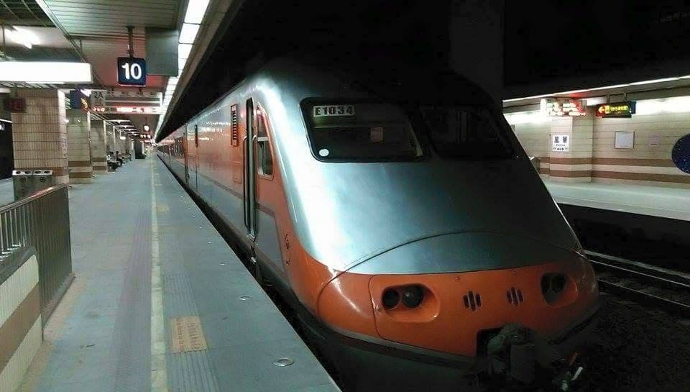 高雄行人突闖平交道！自強號閃避不及撞擊「死者屍首分離」。（示意圖；翻攝台鐵臉書）