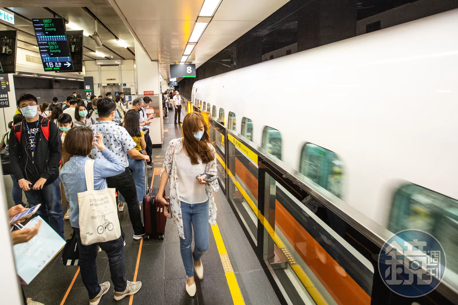 女網友在網上抱怨買高鐵對號座，卻差點擠不上車廂，還遇自由座乘客擋道。（示意圖，本刊資料照）