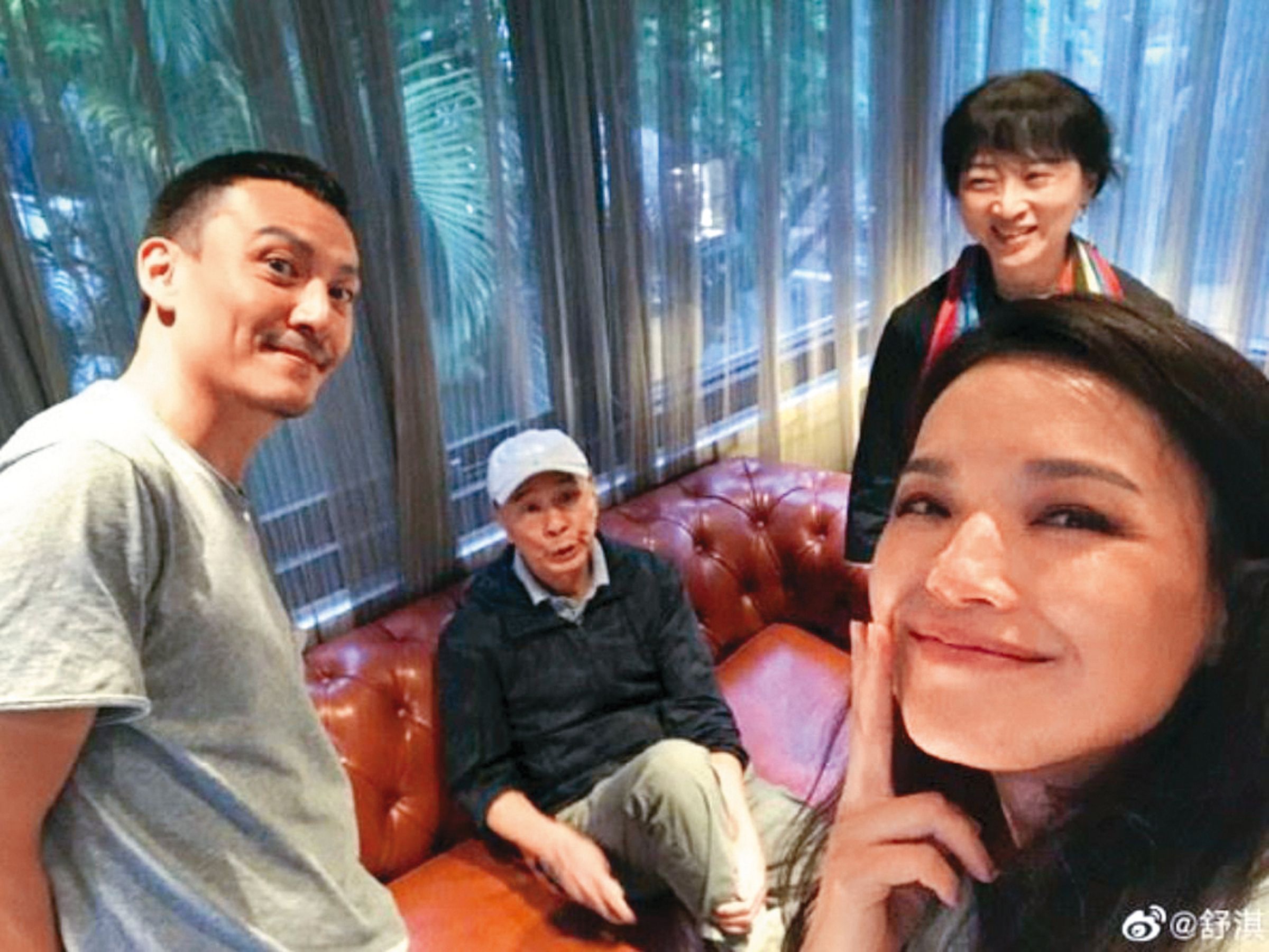 侯孝賢(左二)原已籌備《舒蘭河上》,並敲定舒淇(右一)飾演「河神」,她與張震(左一)不時會與侯孝賢討論劇本。(翻攝自舒淇微博)