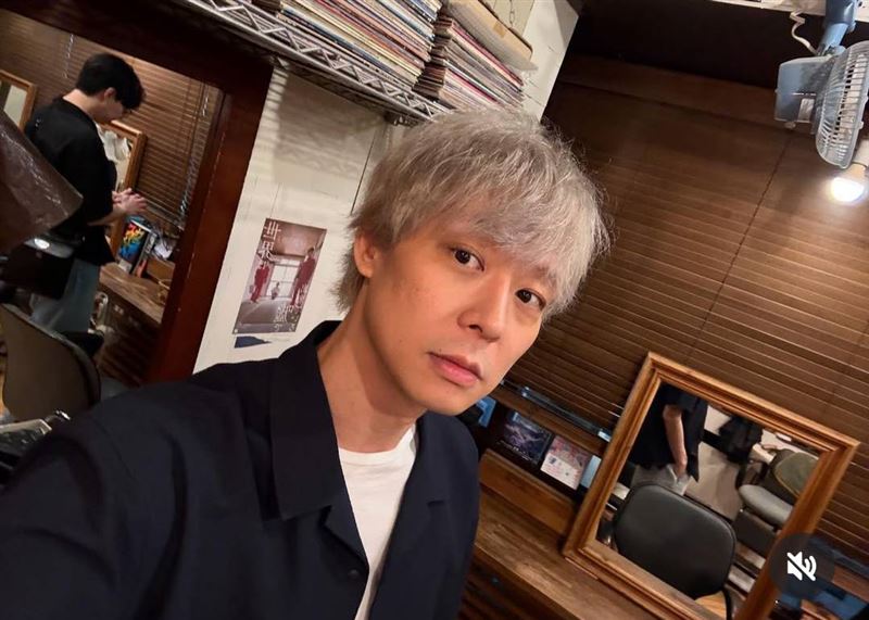 朴有天近日以特別的髮色亮相。（IG）