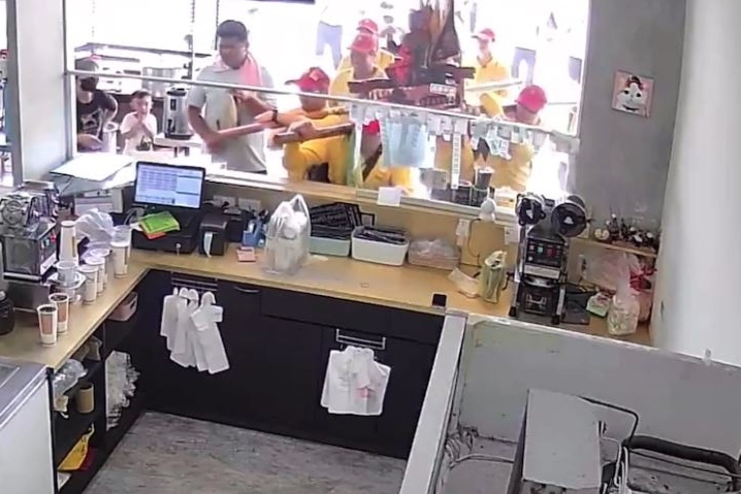 神轎突然偏移方向直衝店內,導致玻璃窗當場破裂。(業者提供)