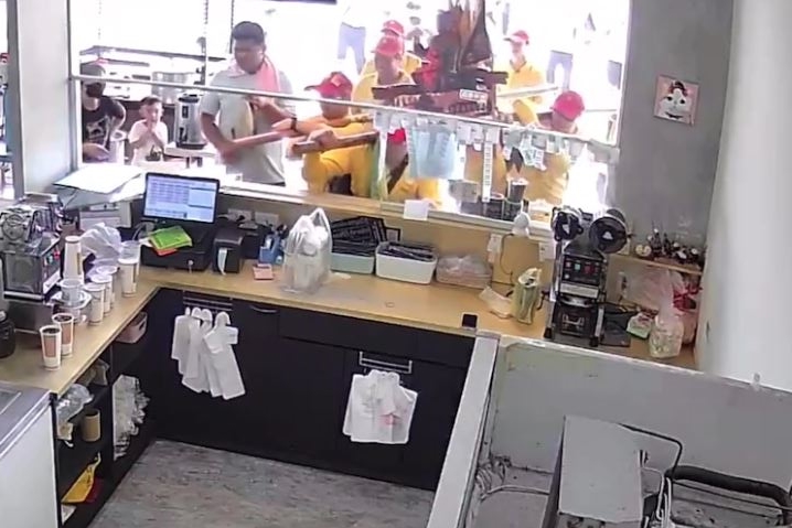 神轎突然偏移方向直衝店內，導致玻璃窗當場破裂。（業者提供）