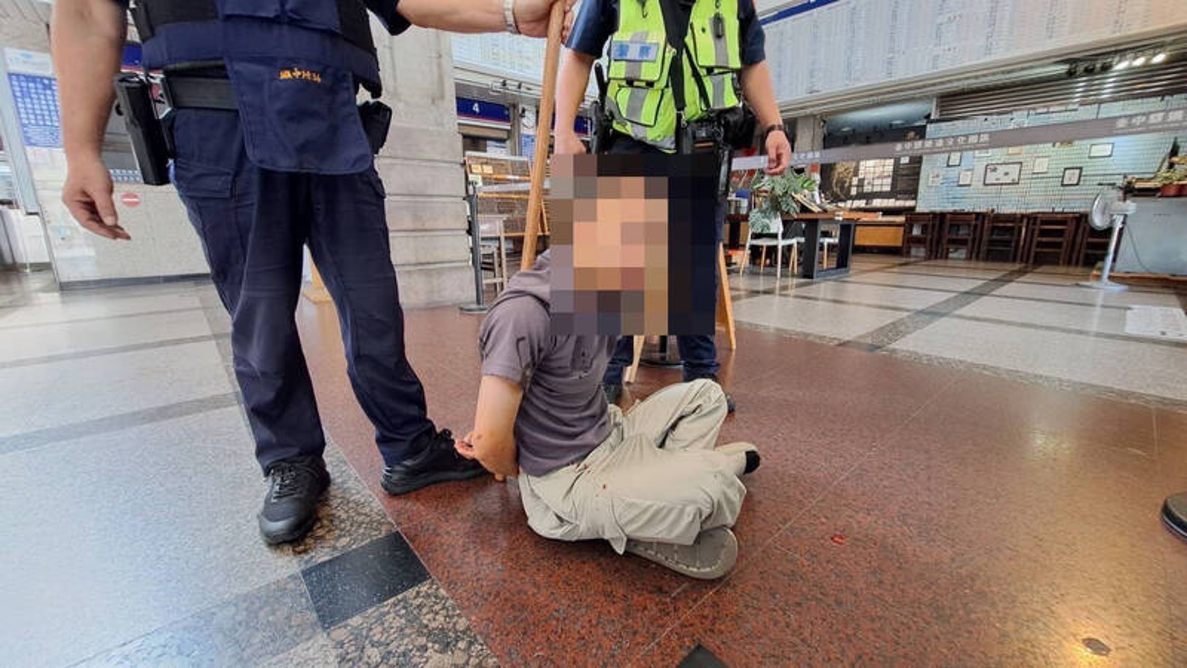 警方費盡九牛二虎之力，將隨機攻擊的蔣男制伏。（翻攝畫面）