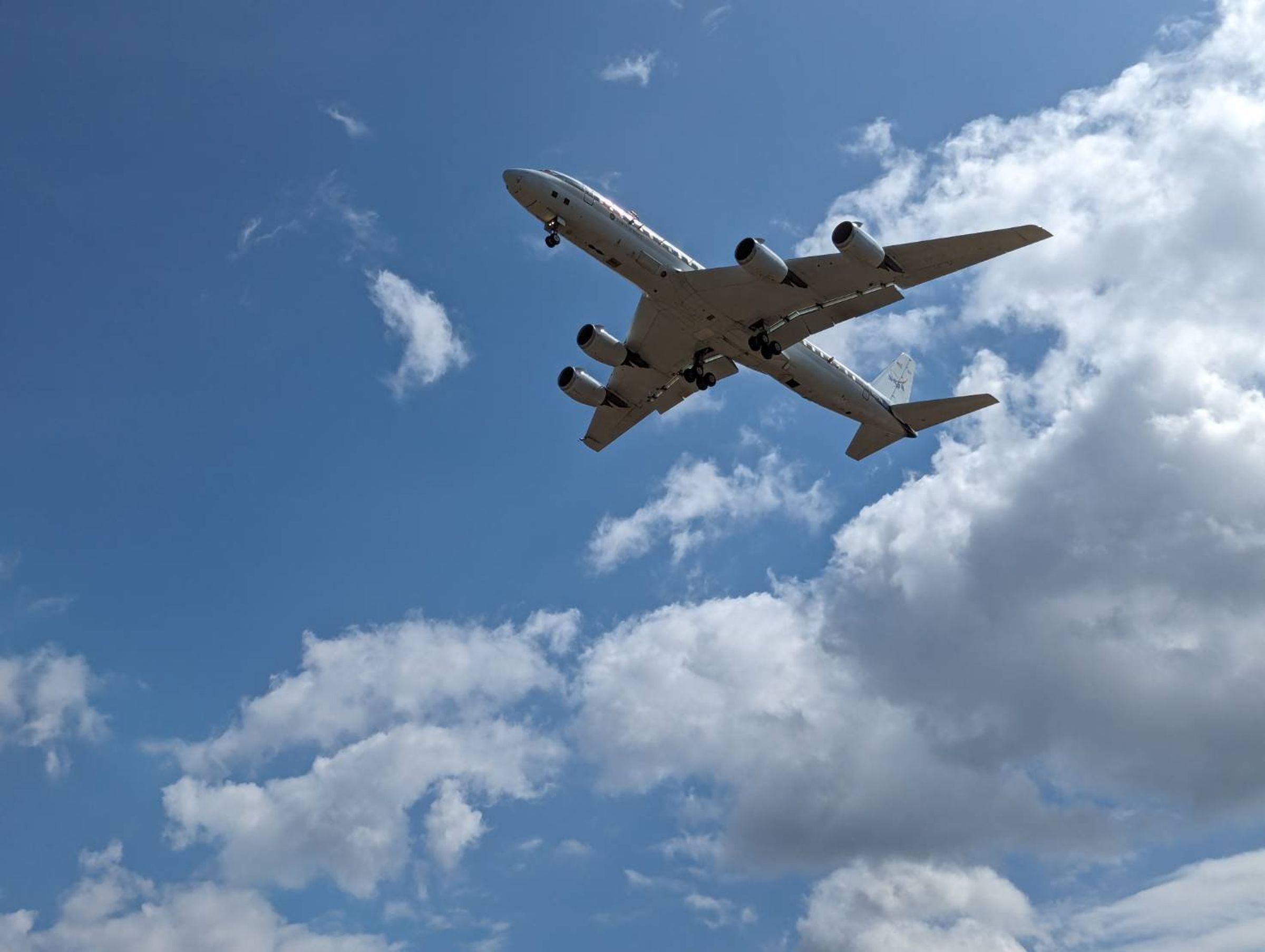 彭啟明今po文表示，有架NASA飛機在台灣上空繞，「請大家抬頭看天空，說不定NASA飛機就在我們頭頂。」（翻攝自彭啟明臉書）