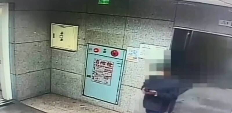 監視器拍到70多歲郭姓老翁的涉嫌竊取選票,然後若無其事離開投開票所。(警方提供)