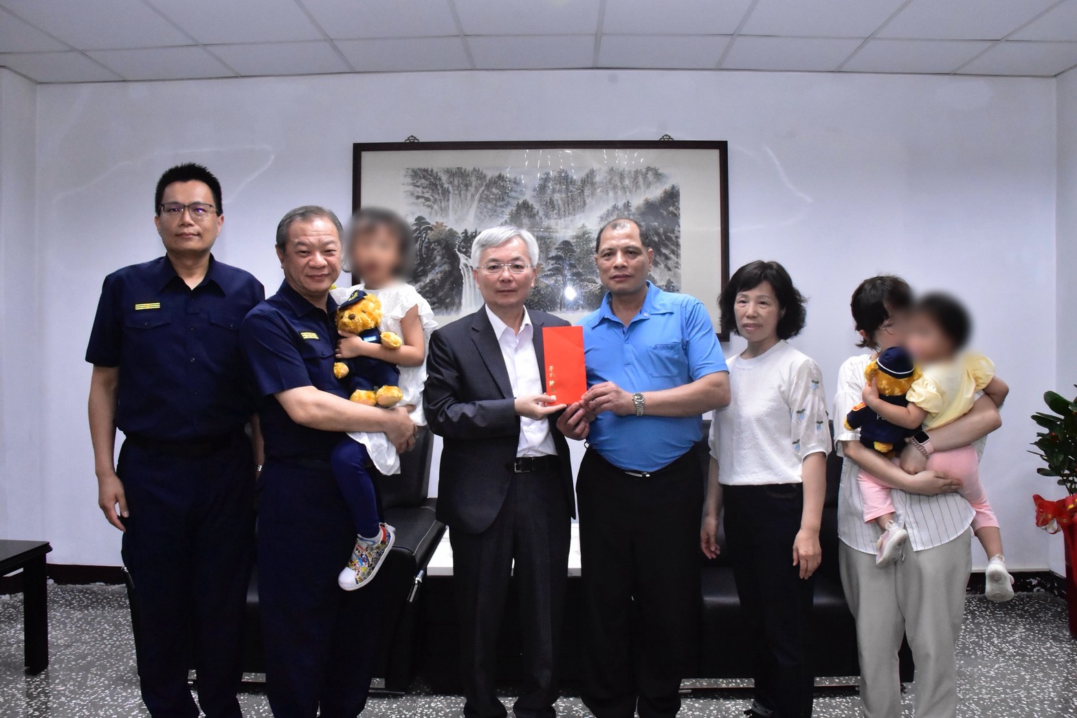 警政署長張榮興至新北市警局土城分局慰問因公殉職遺眷及基層員警。（警方提供）