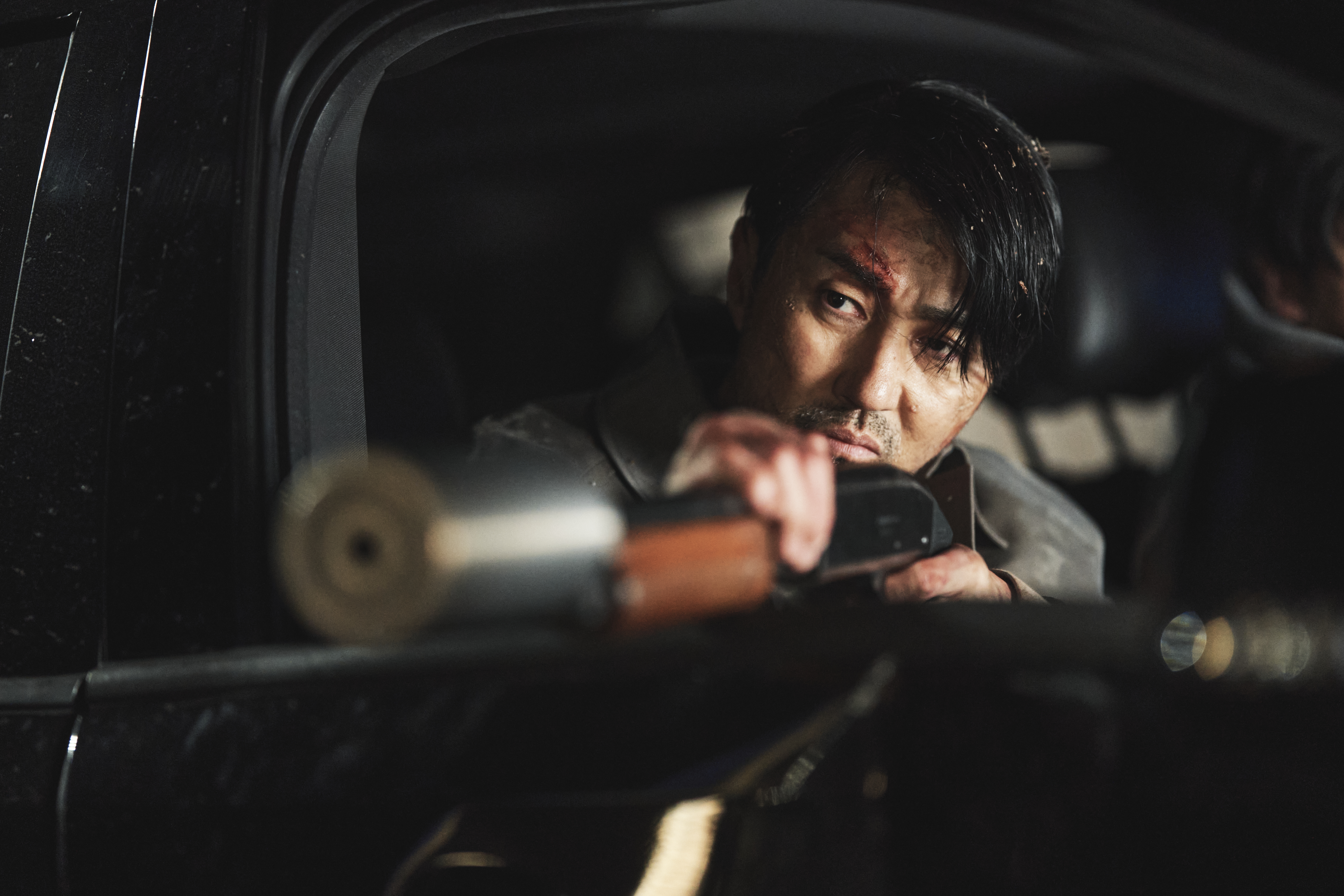 車勝元拍《暴君》不使用替身,和趙允秀彩排時不慎傷到左膝,幸好沒有大礙。(Disney+提供)