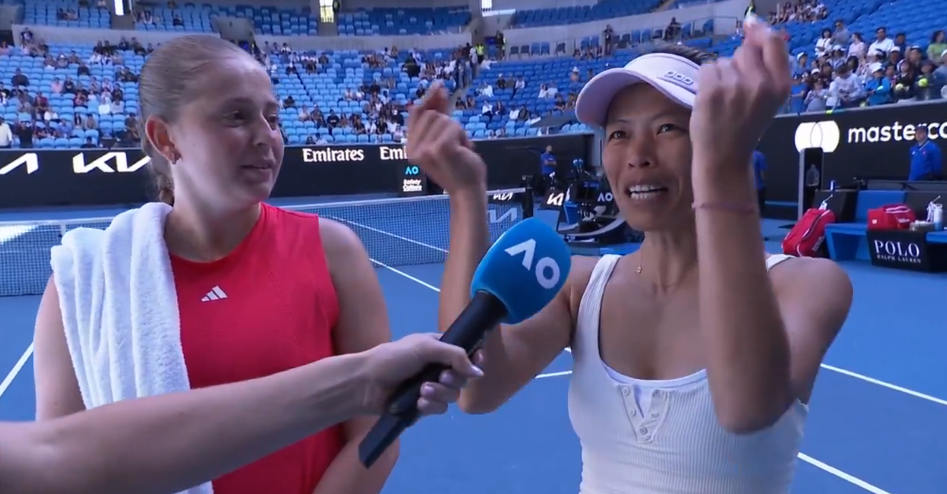  謝淑薇闖澳網女雙冠軍賽，賽後獻給球迷手指愛心。（翻攝澳網X）