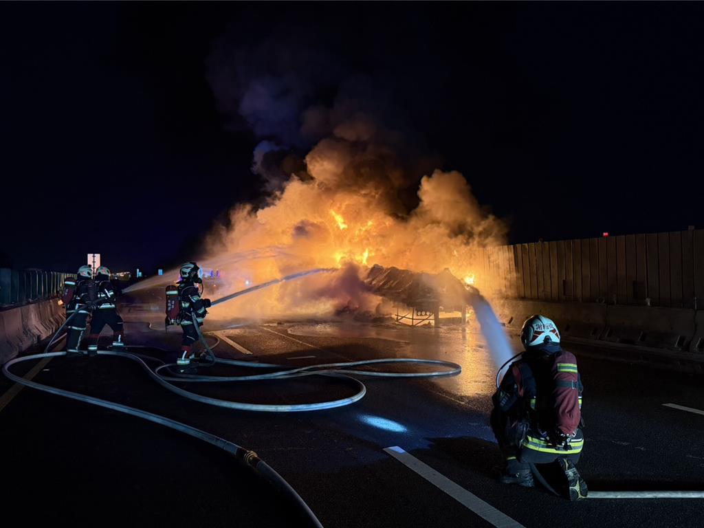 一輛裝載「純對苯二甲酸」的全聯結車，今日清晨在國道1號雲林路段發生火燒車，整輛車陷入火海，相當懾人。（翻攝畫面）