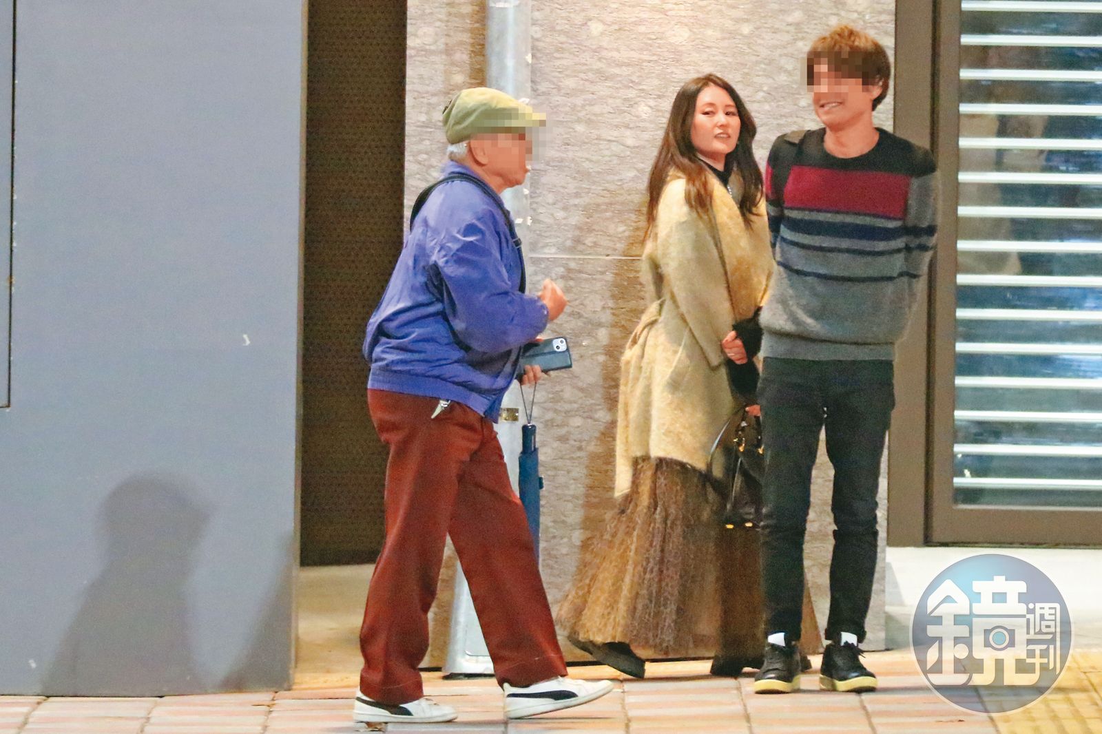 步出餐廳之後，一行人駐足未散，準備隨後前往續攤地點