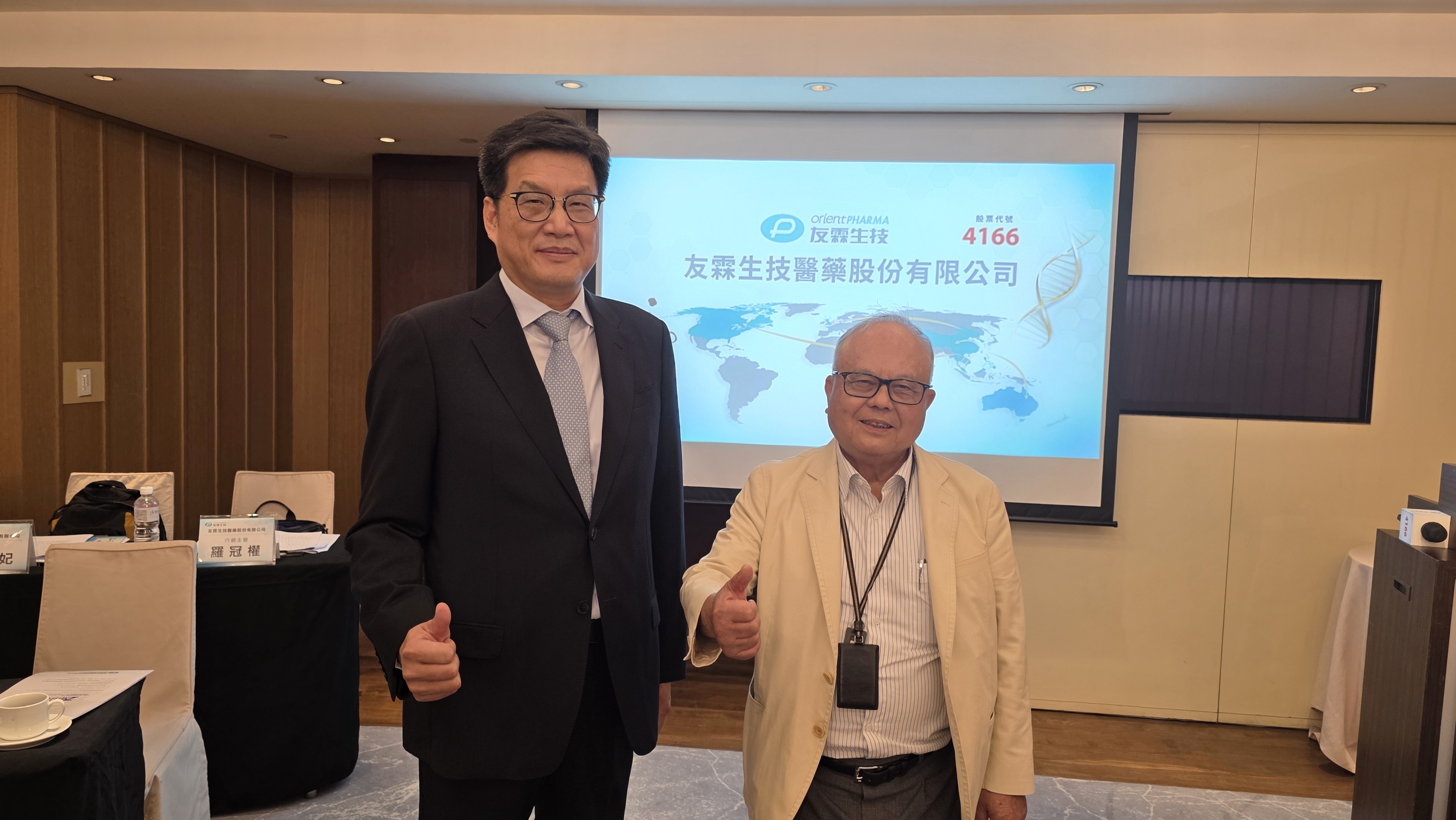 友霖生技專注於505(b)(2)新藥與利基型P4等高附加價值產品的開發。左起總經理黃春桐、董事長蔡正弘。（友霖提供）