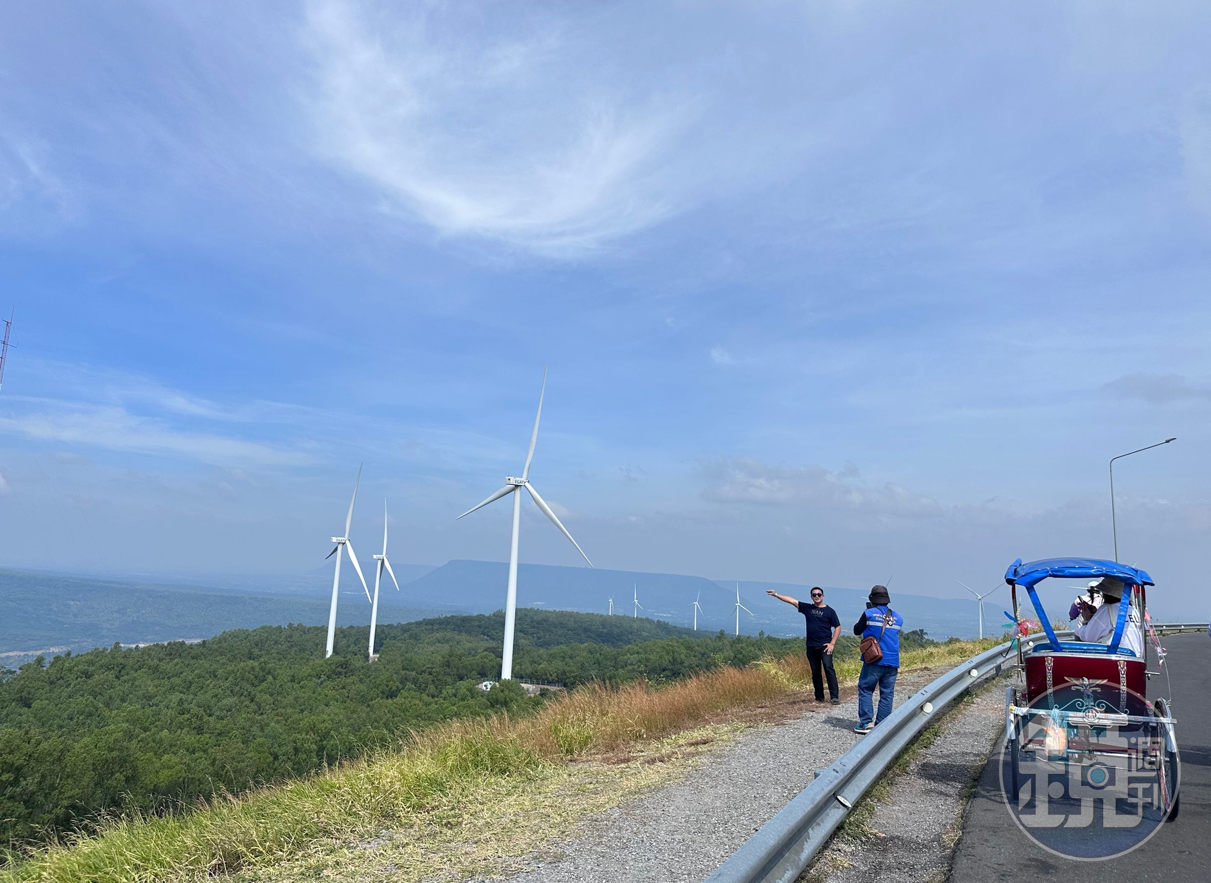 白色風車是不少旅客必合影的景觀。