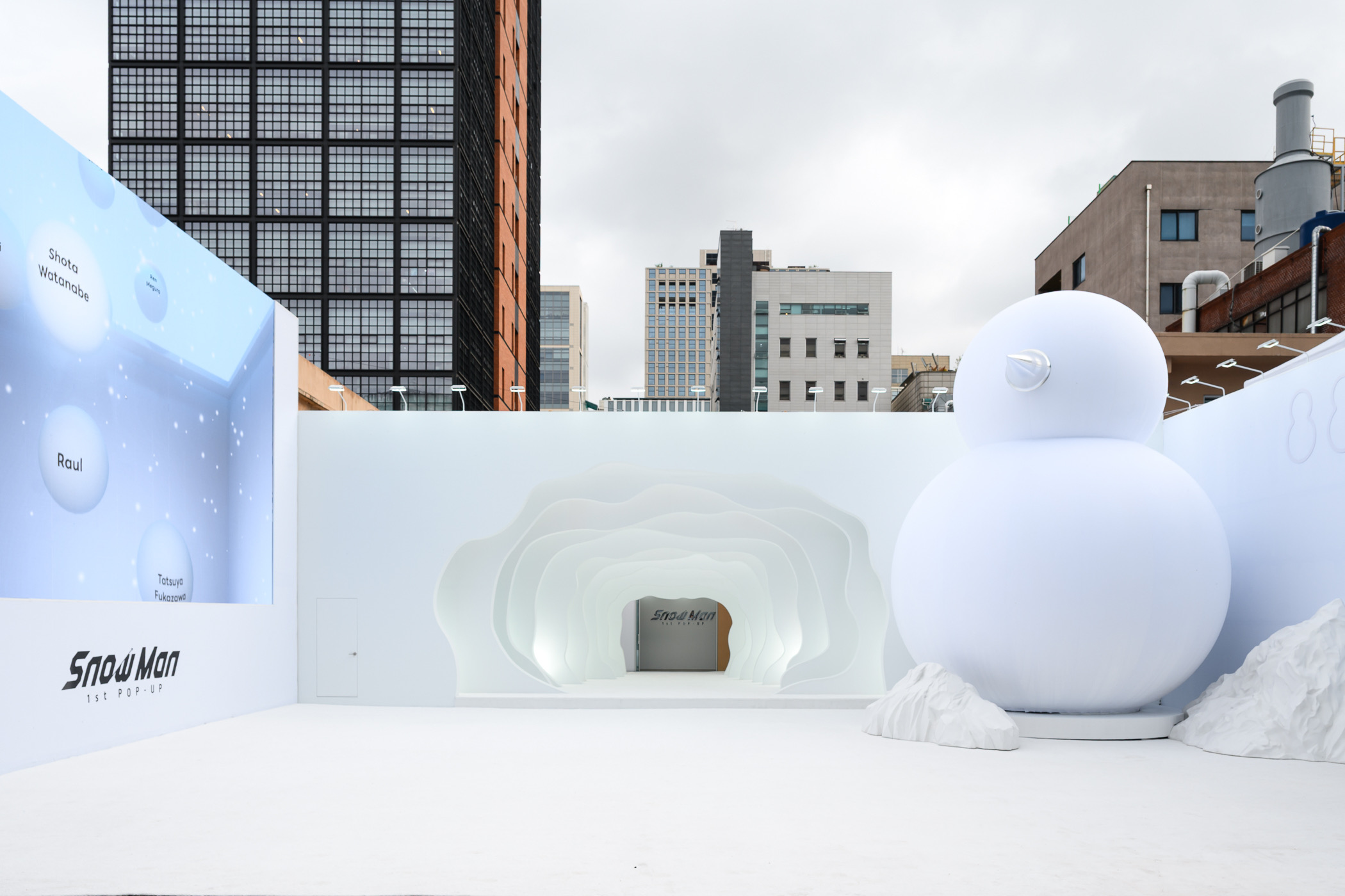 「Snow Man 1st POP-UP」首爾快閃店占地超過200坪，巨版雪人讓人無法忽視。（大鴻藝術 BIG ART、bmf official提供）