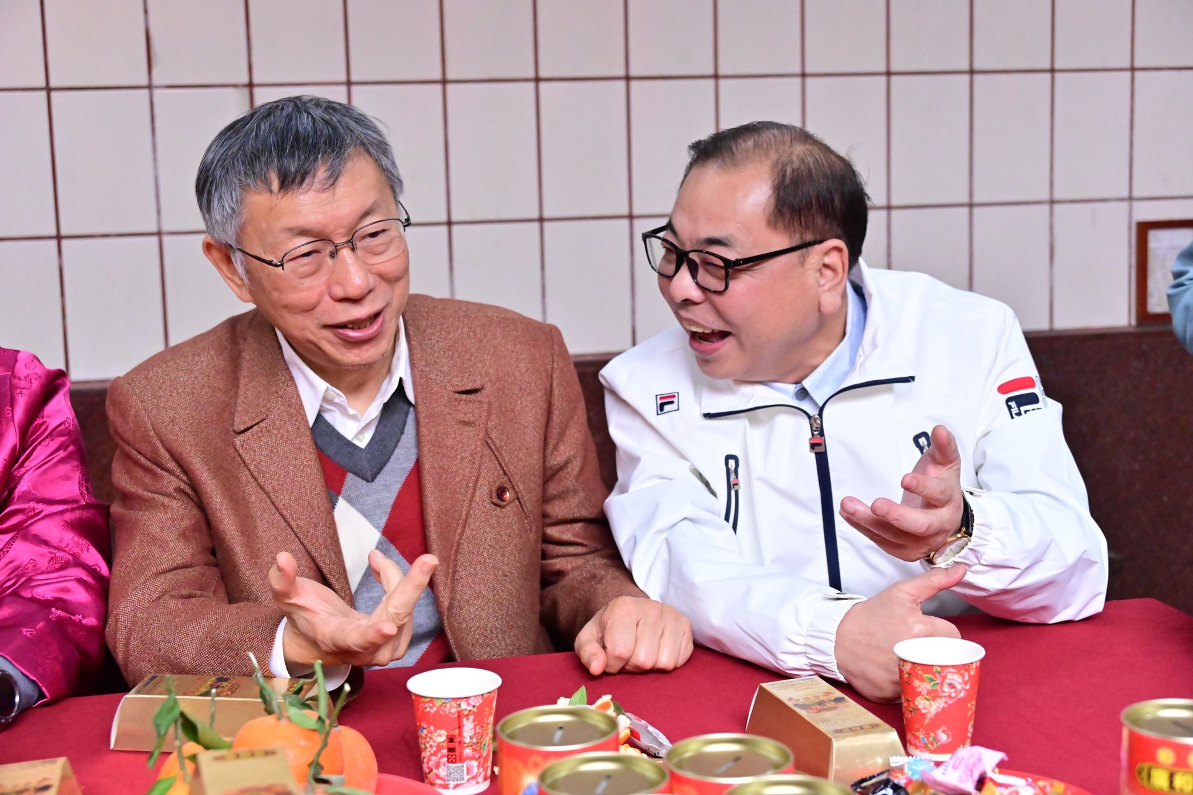 陳見賢同框柯文哲拜年。(翻攝陳見賢臉書)