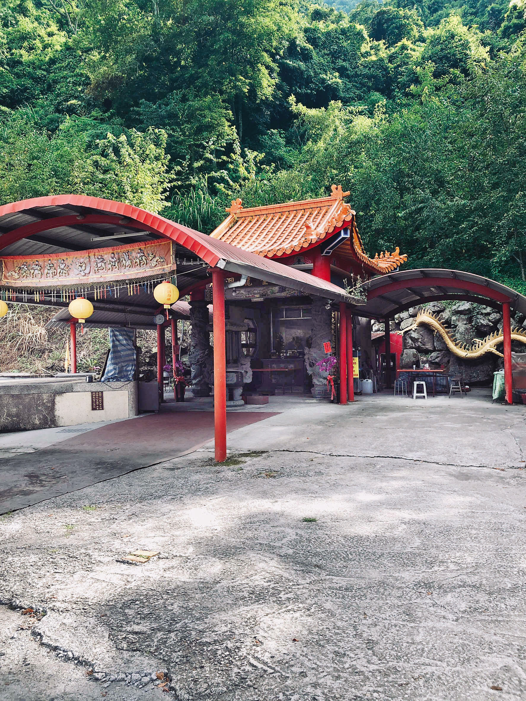 宇宙萬聖宮人員在後方山腰處興建小廟（圖），還自挖水井、立水塔，對外販售「聖水」。（讀者提供）
