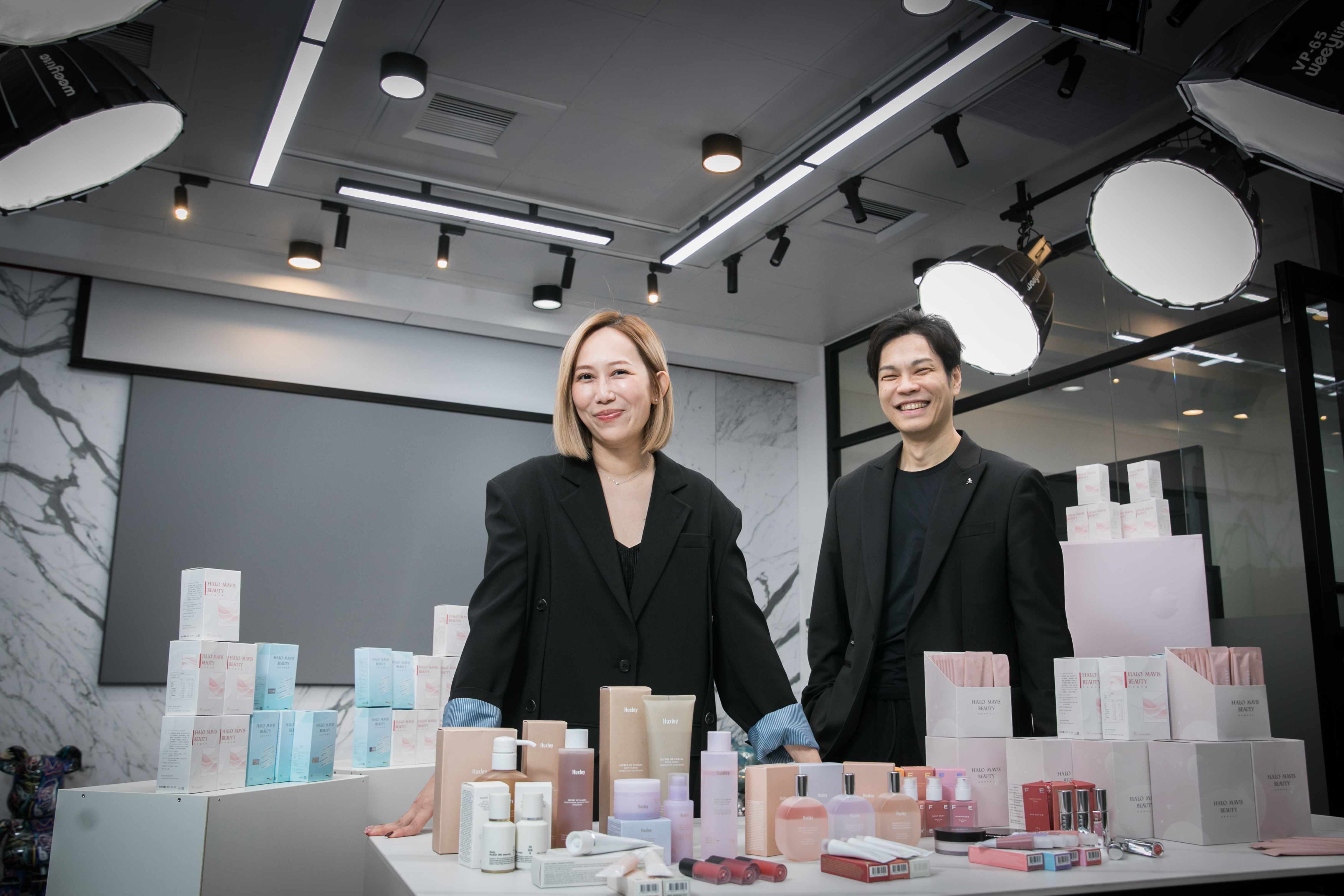 梁羽（左）和先生謝俊民（右）一起經營直播事業，二人於公於私都是最佳搭檔。