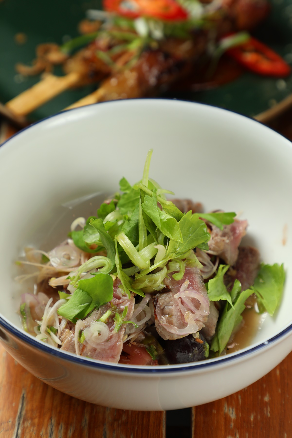 「Nuea Yang Yum A-ngoon」就是涼拌烤牛肉沙拉,底下醃漬過的葡萄的視覺的一大亮點。(380泰銖/份,約NT$335)