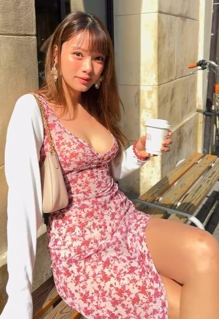 邱晴穿深V低胸洋裝在法國街邊喝咖啡,性感美胸幾乎迸出領口。(翻攝IG@dear.yc)