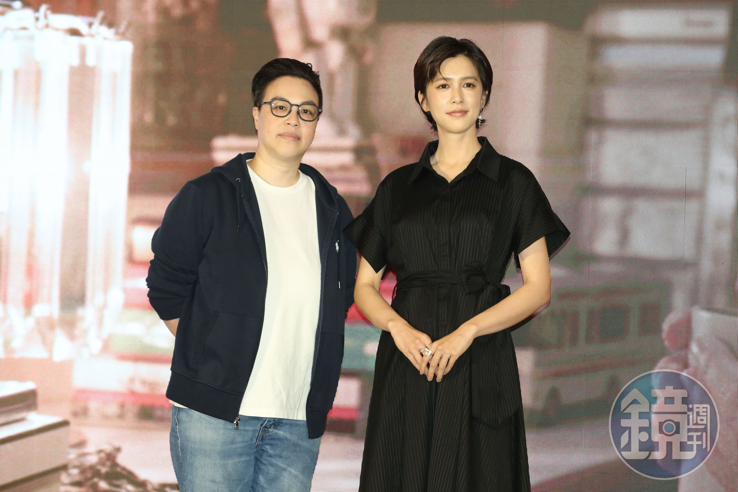 為了演出叛逆女兒，劉奕兒（右）參照導演黃熙(左)的造型，將頭髮剪得更短、兩側剃掉，很開心可以嘗試不同造型。