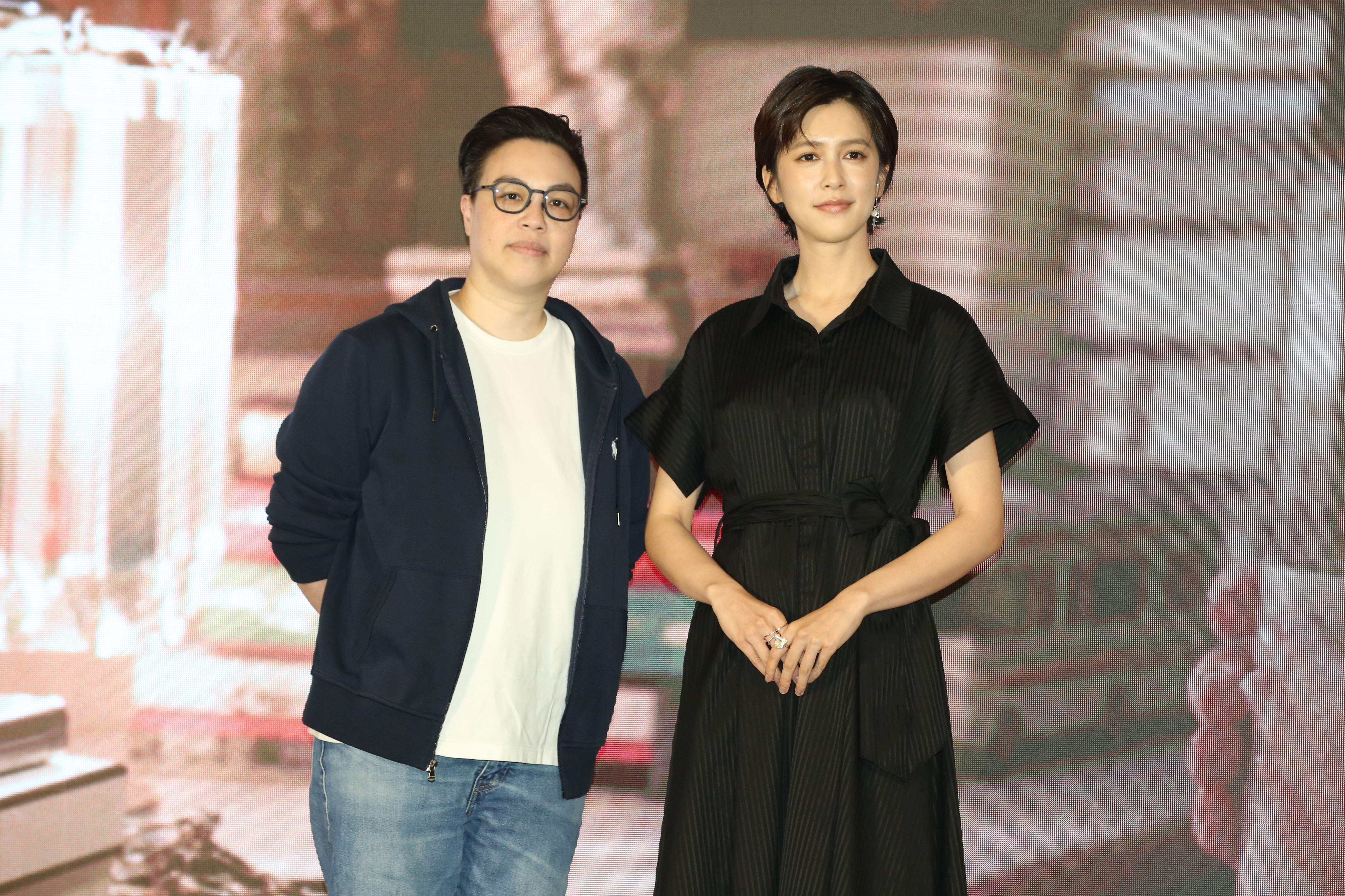 為了演出叛逆女兒，劉奕兒（右）參照導演黃熙(左)的造型，將頭髮剪得更短、兩側剃掉，很開心可以嘗試不同造型。