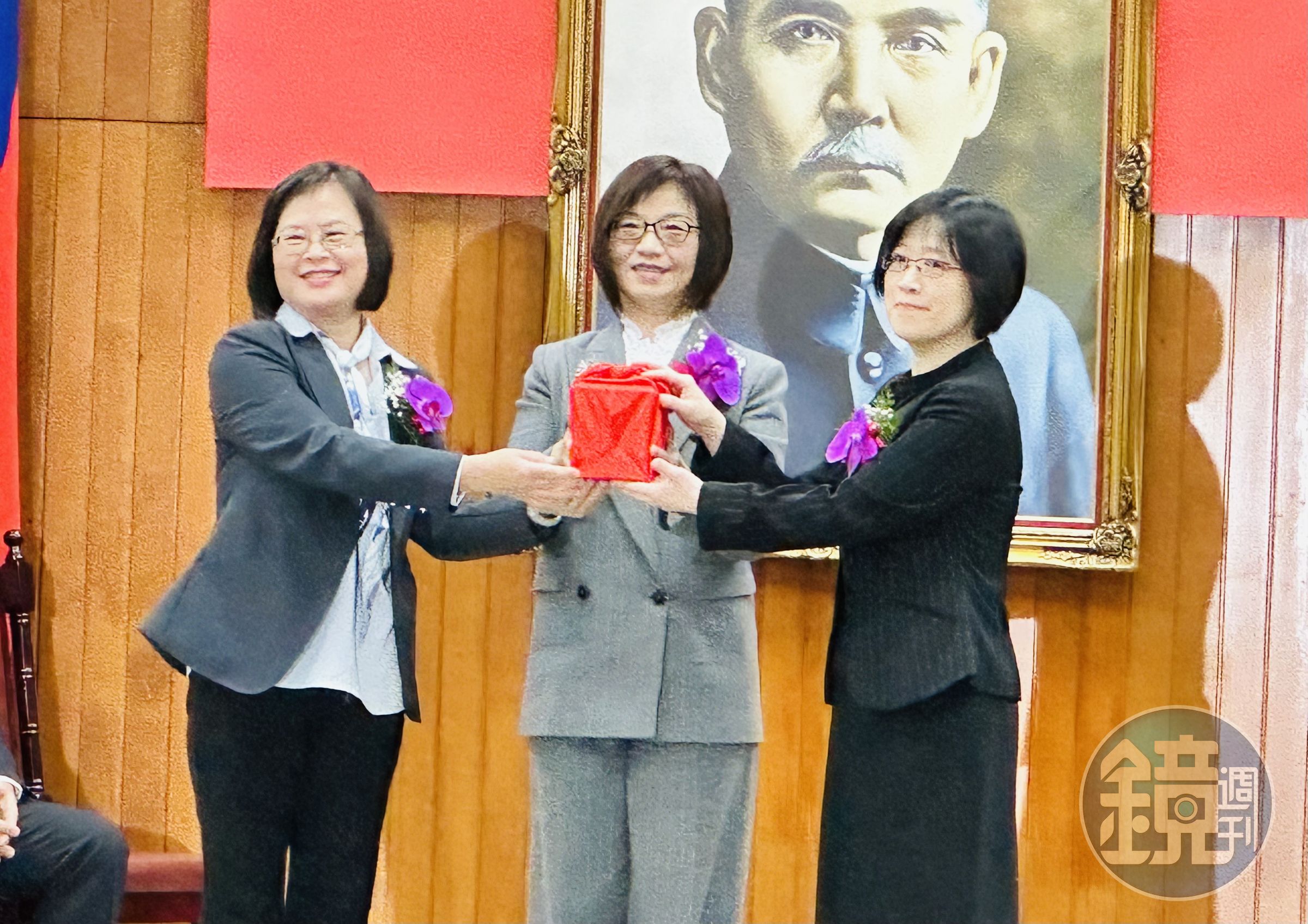 新竹地院新任院長朱瑞娟(右)與代理院長林秋宜(左)進行交接。