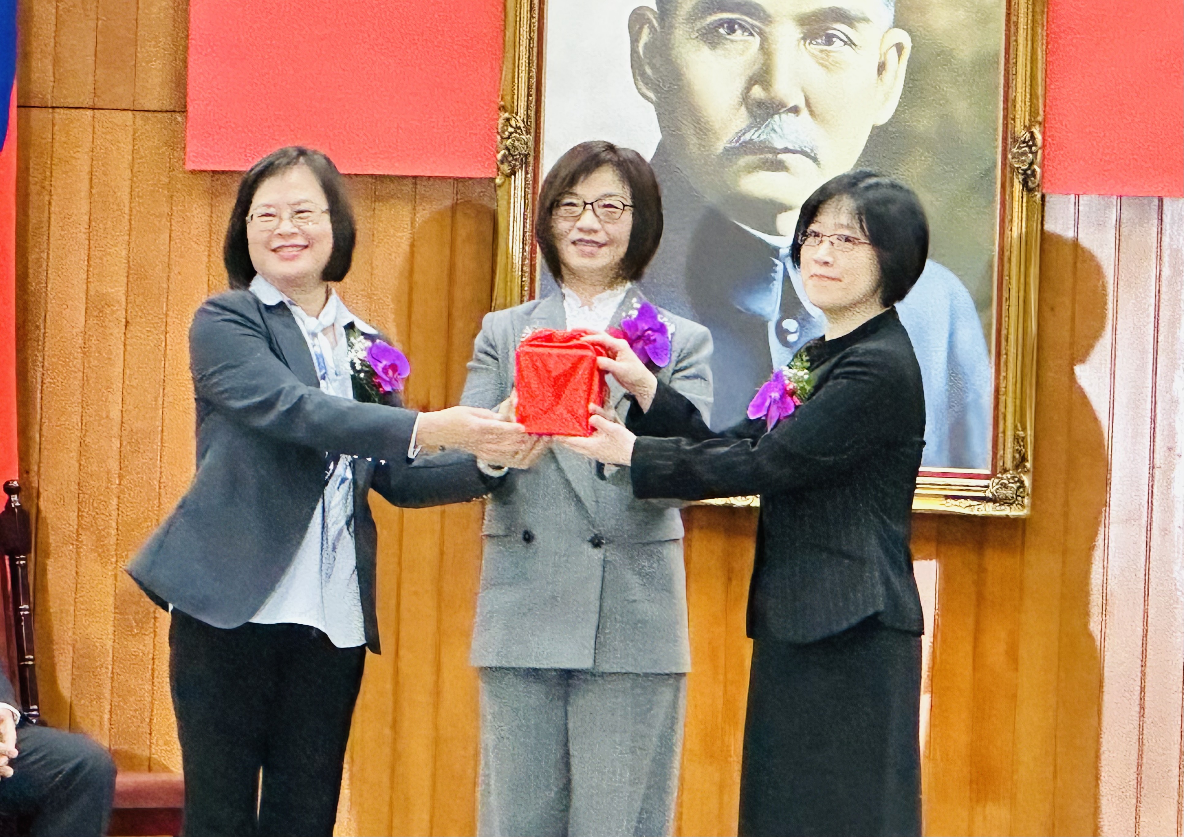 新竹地院新任院長朱瑞娟(右)與代理院長林秋宜(左)進行交接。