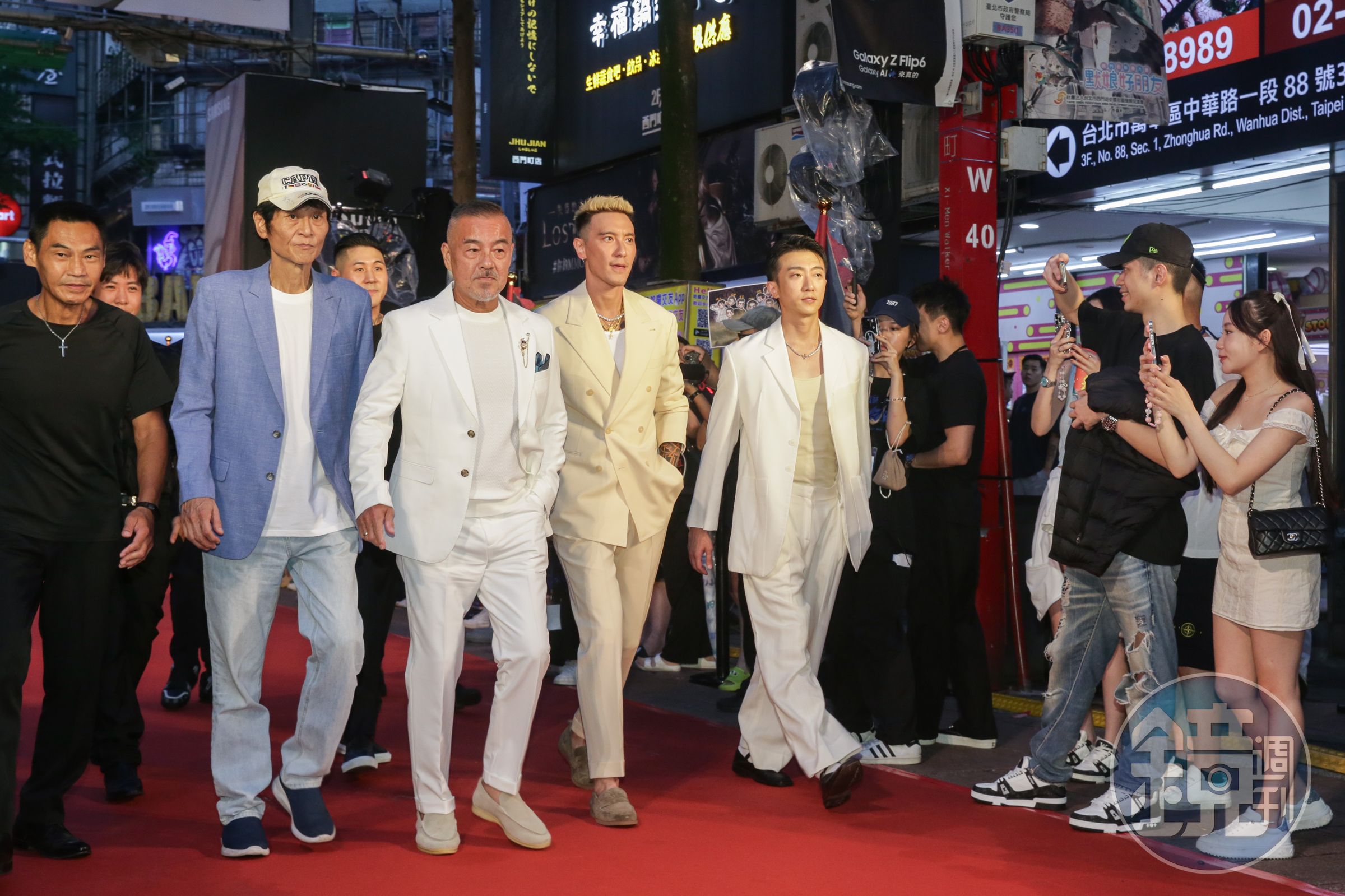 夏靖庭(左起)、喜翔、龍天翔、王陽明、張懷秋一起走上紅毯參加首映。