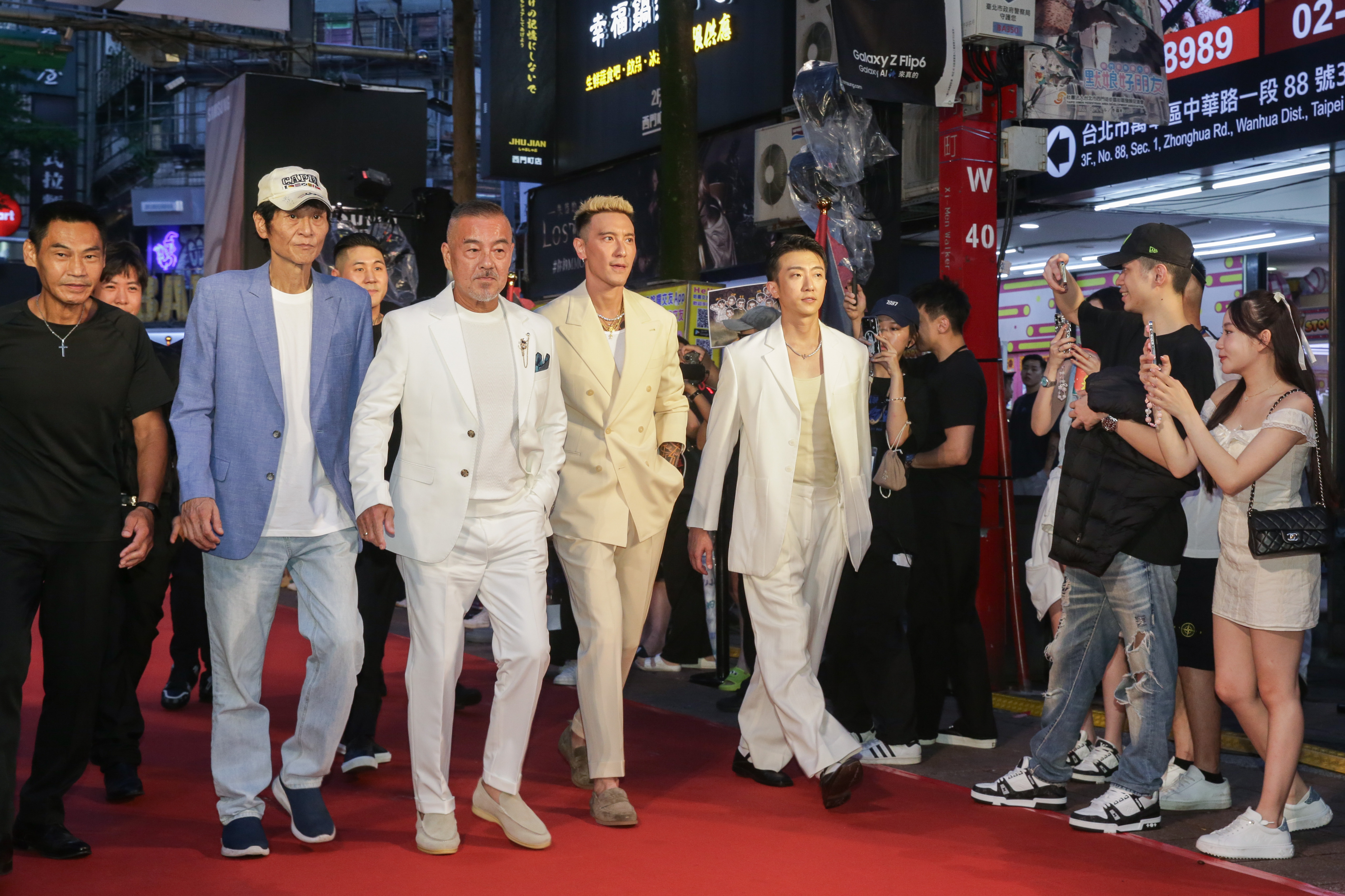 夏靖庭（左起）、喜翔、龍天翔、王陽明、張懷秋一起走上紅毯參加首映。