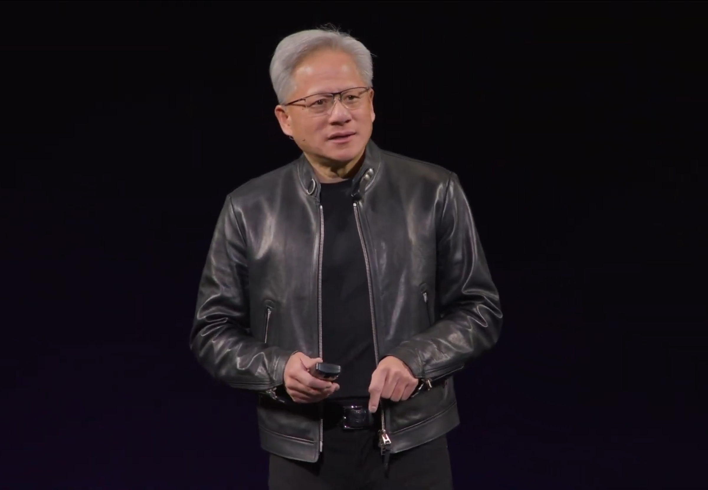 黃仁勳表示，輝達Groq晶片將由三星生產。（翻攝NVIDIA YouTube頻道）