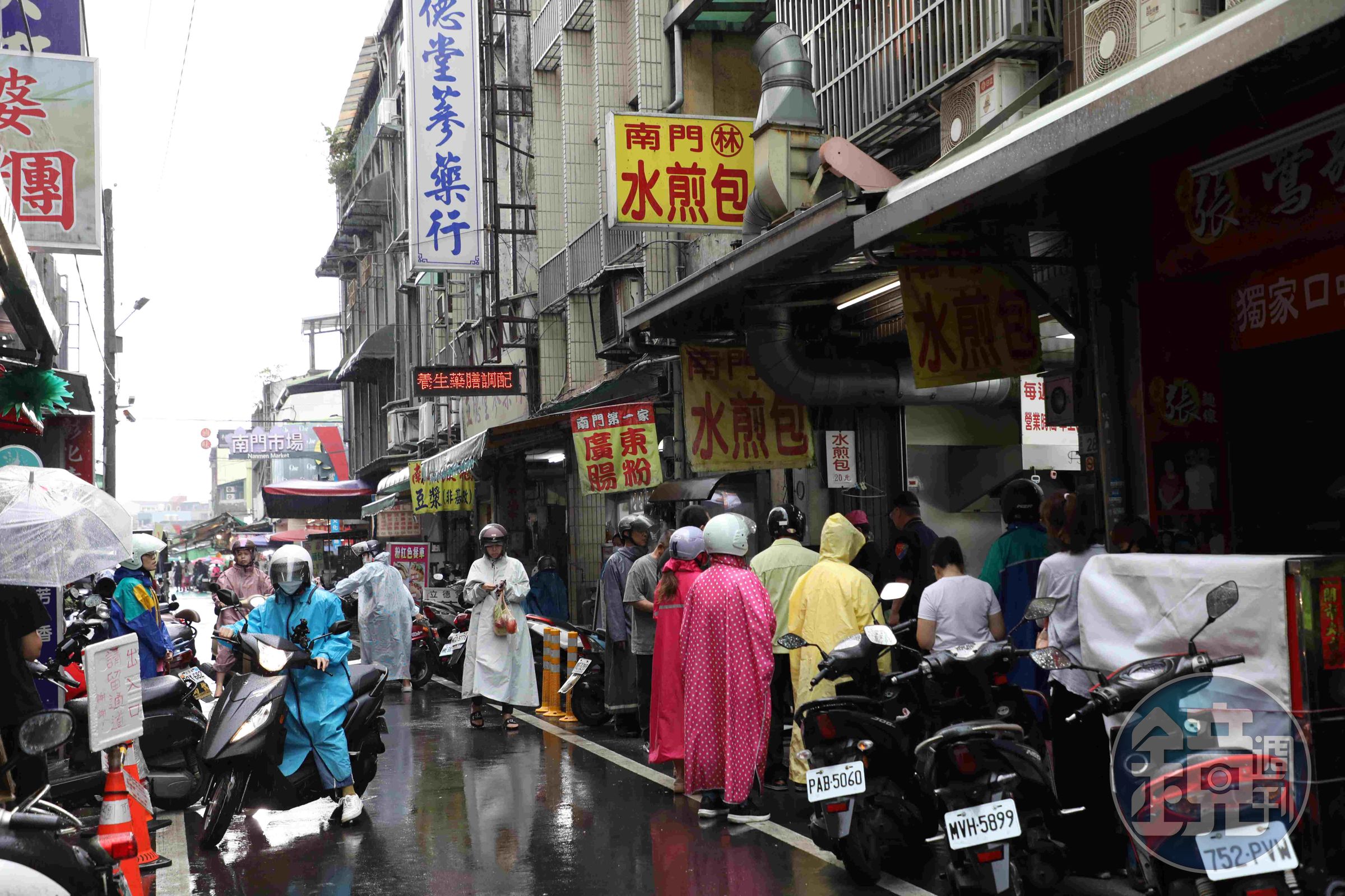 「林記水煎包」是文化街上的排隊大魔王，即使下雨天人潮也不間斷。