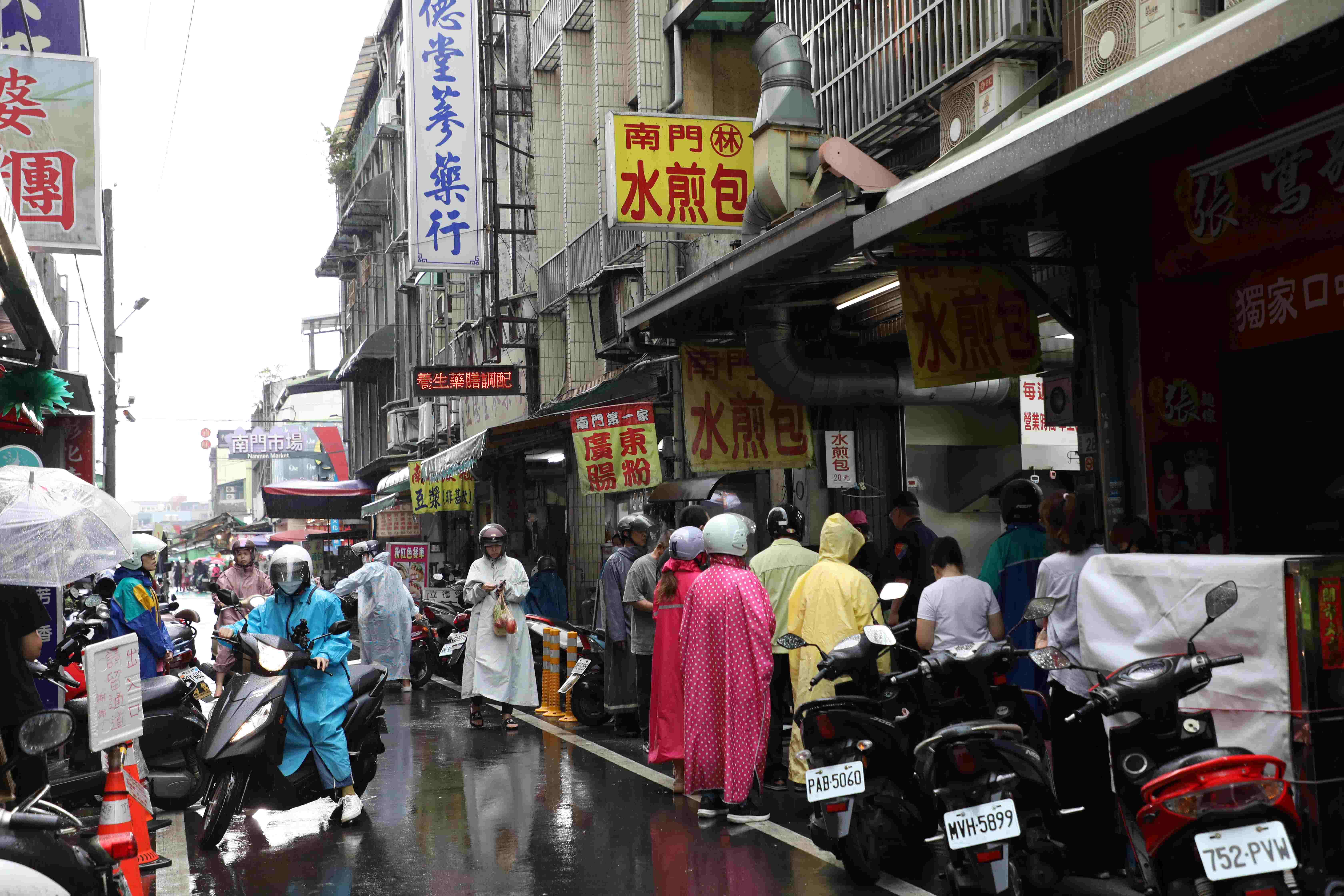 「林記水煎包」是文化街上的排隊大魔王，即使下雨天人潮也不間斷。
