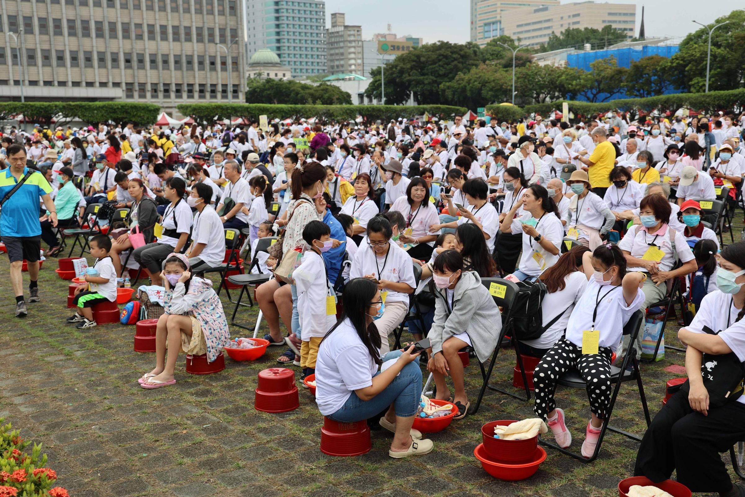 今年的為父母洗腳活動將在下個月舉行，然而民進黨台北市黨部協助宣傳活動，卻引發支持者不滿。圖為2023年萬人為父母長輩洗腳暨反毒宣導嘉年華。（雲林縣政府提供）