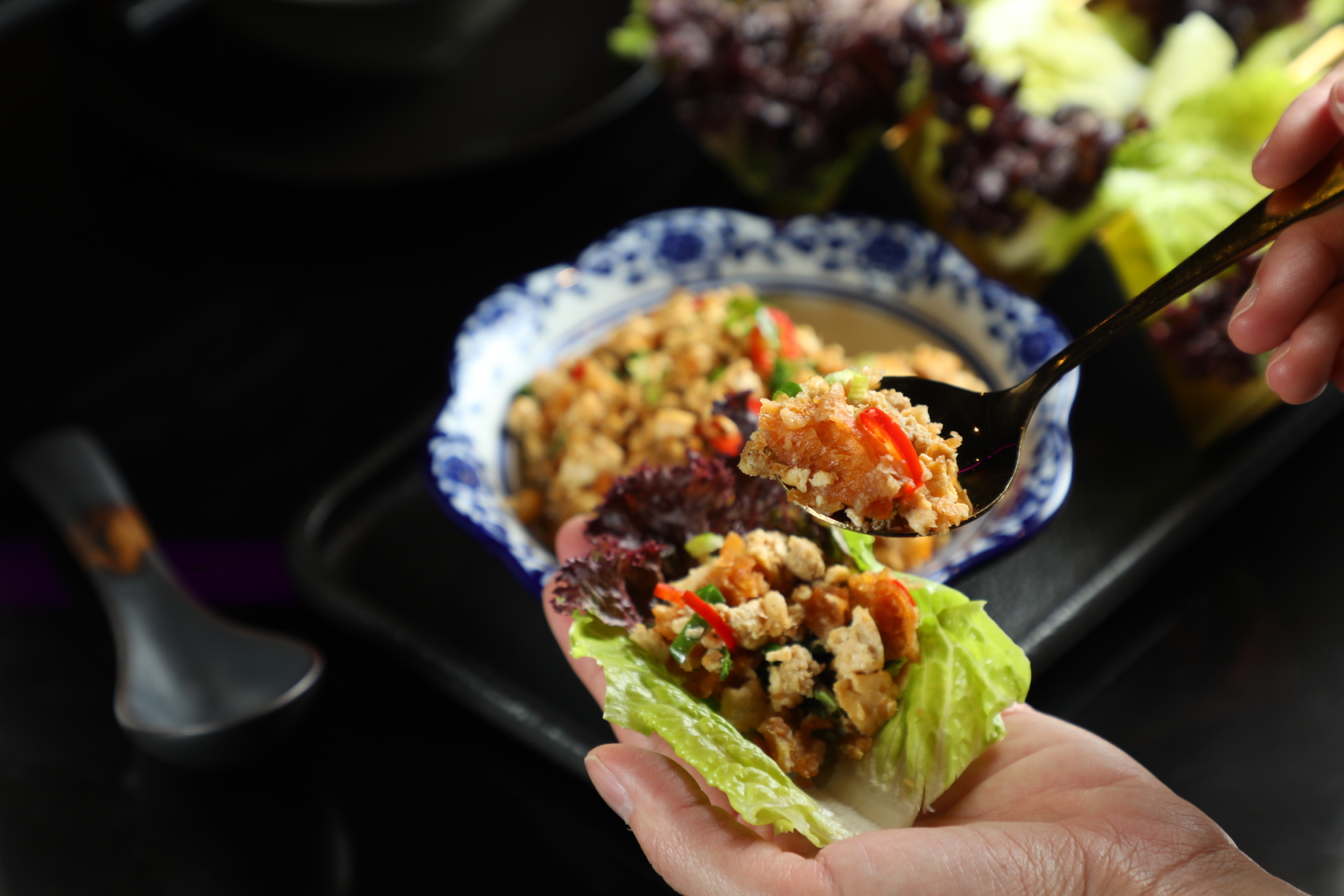 「不見臭豆腐」的肉末焦香，包在鮮脆蔬菜裡吃，十分涮嘴。（260元／份）