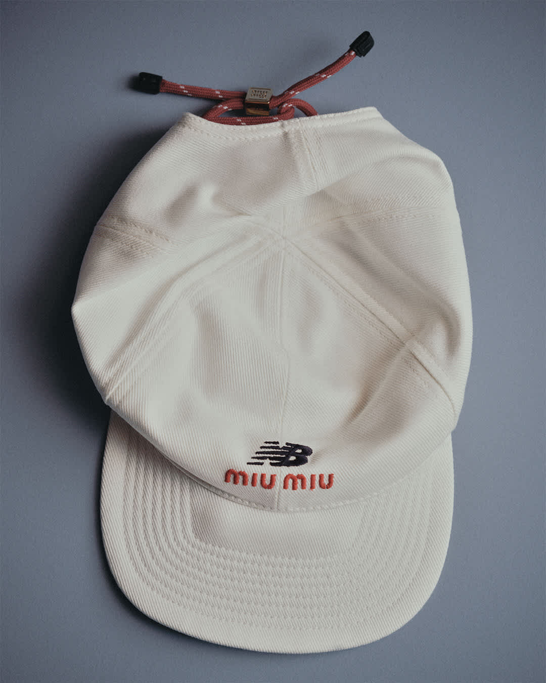 帽款飾有海軍藍與紅色的New Balance X Miu Miu 聯名標誌。（Miu Miu提供）