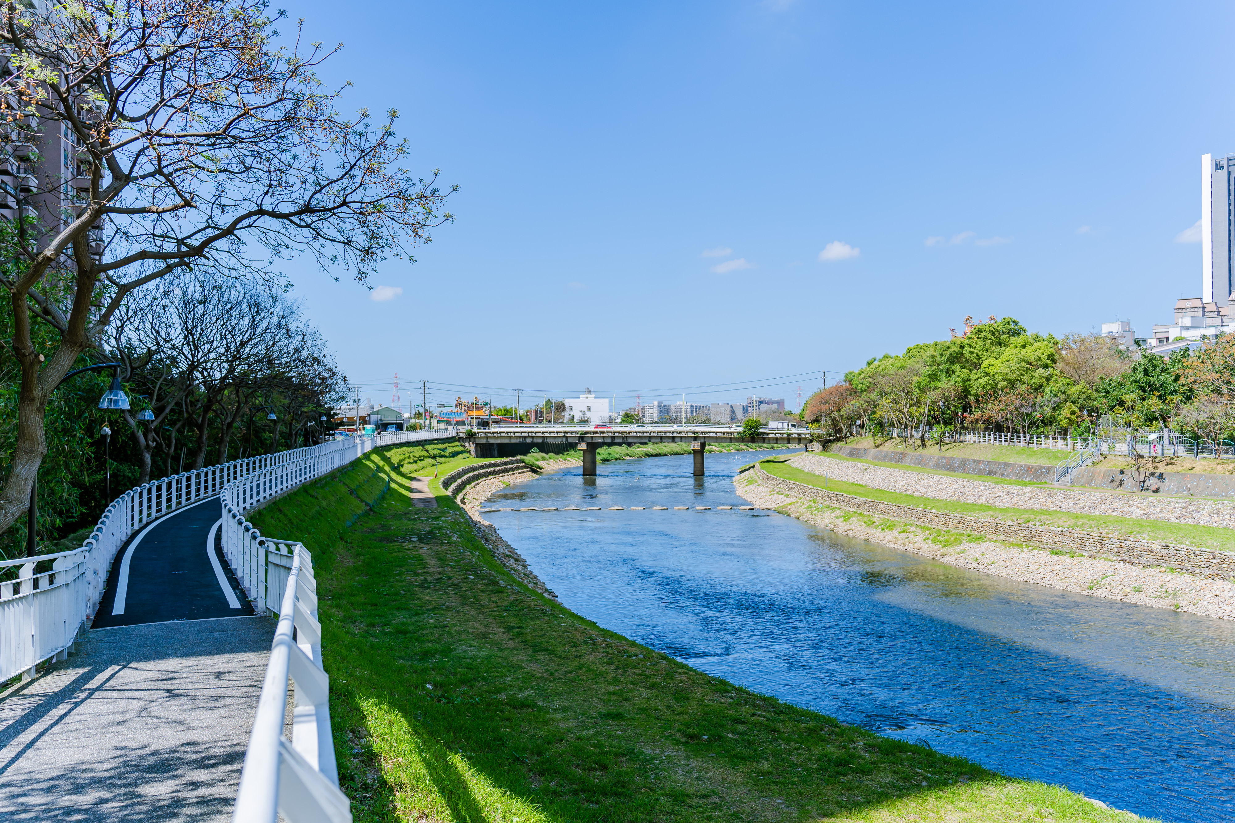 南崁溪自行車道貫穿整個水岸，串聯朝陽森林公園、南崁溪人工濕地公園及虎頭山奧爾森林學堂等不同的公園綠地和休憩據點。