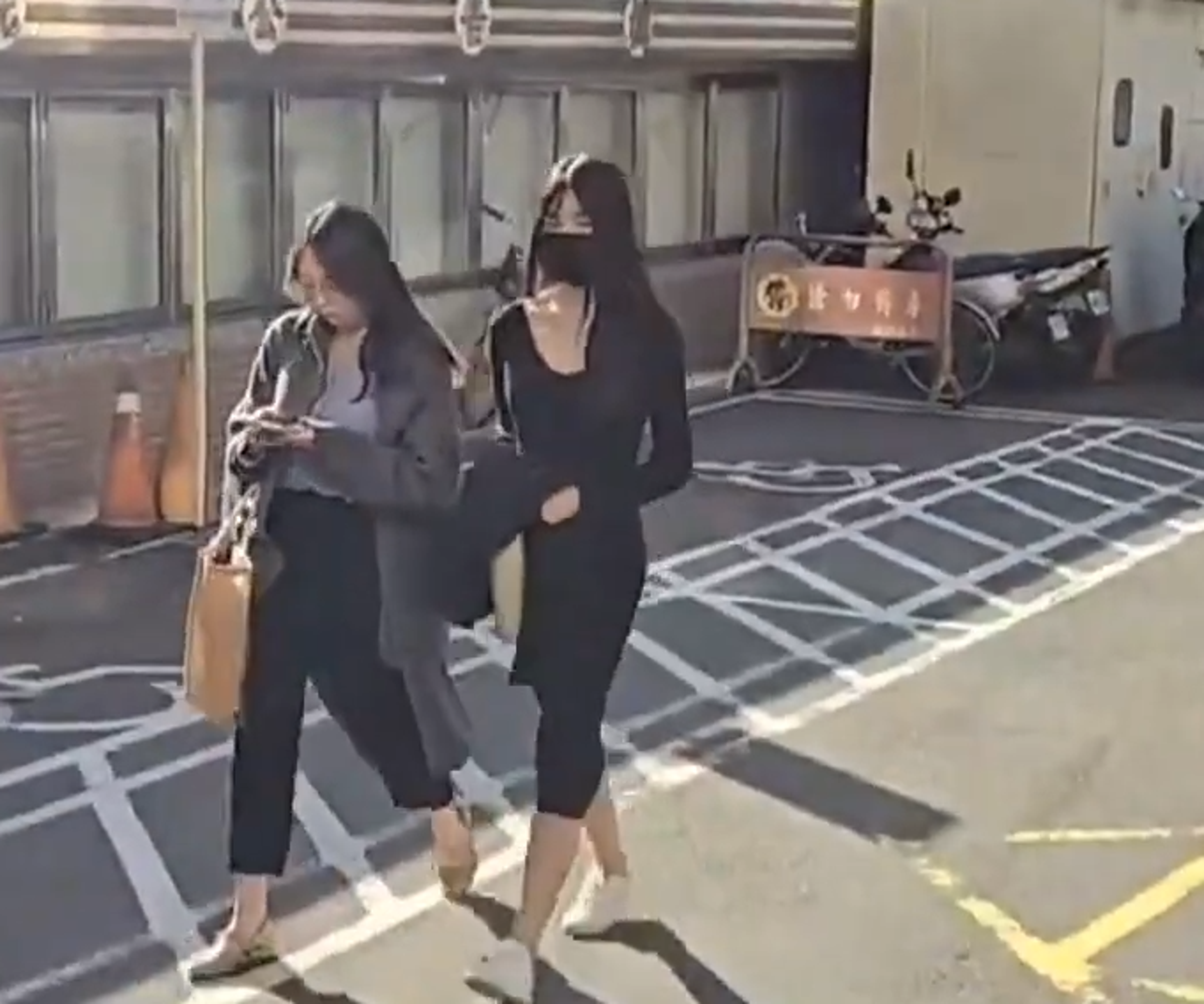王大陸女友闕沐軒（右）今也出庭。（翻攝鏡新聞畫面）