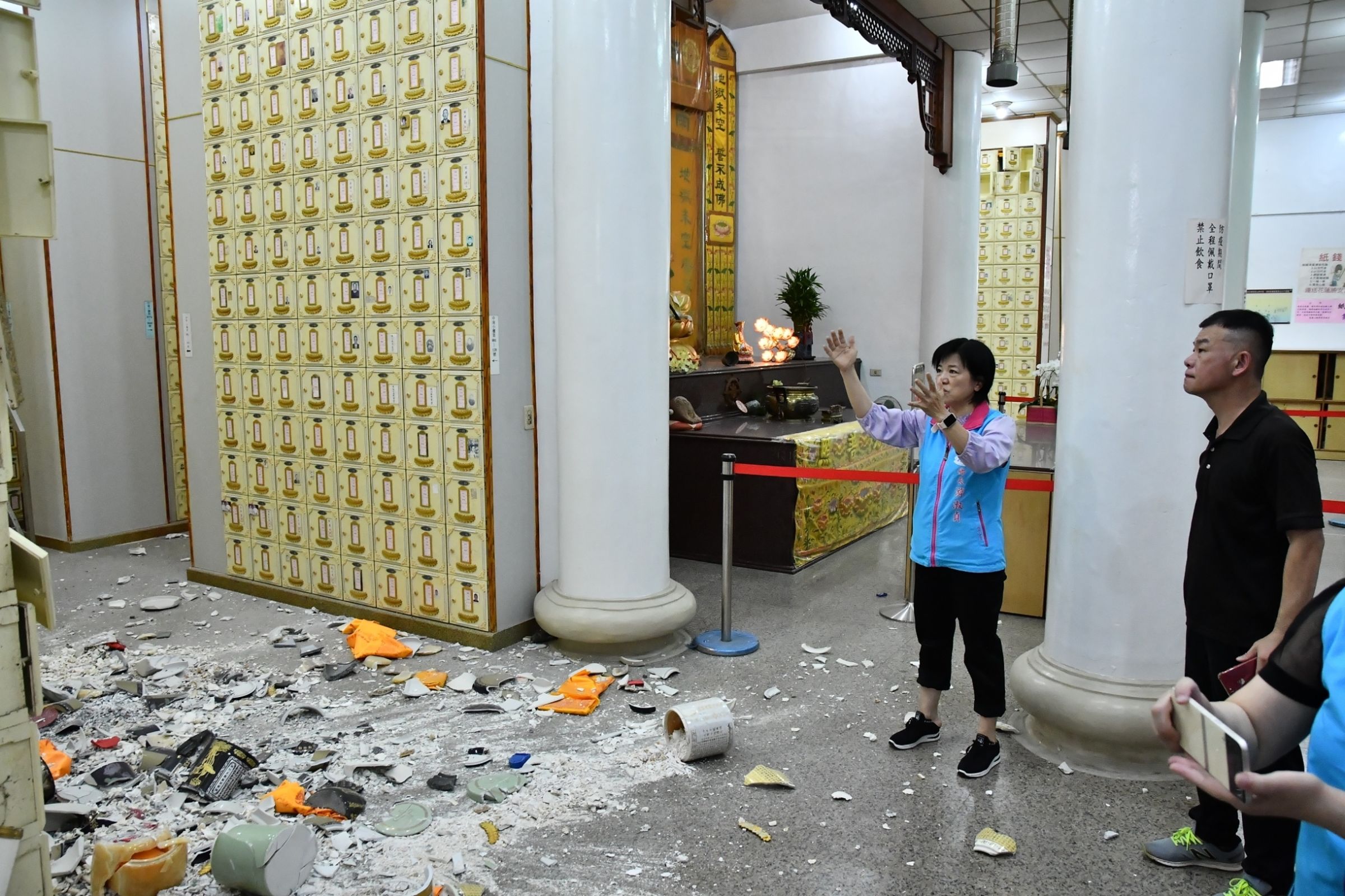 大地震除了對一般人造成影響,甚至連先人都遭殃,有多處生命禮儀園區就傳出骨灰罐被拋出砸破事件。(翻攝自吉安鄉公所臉書)