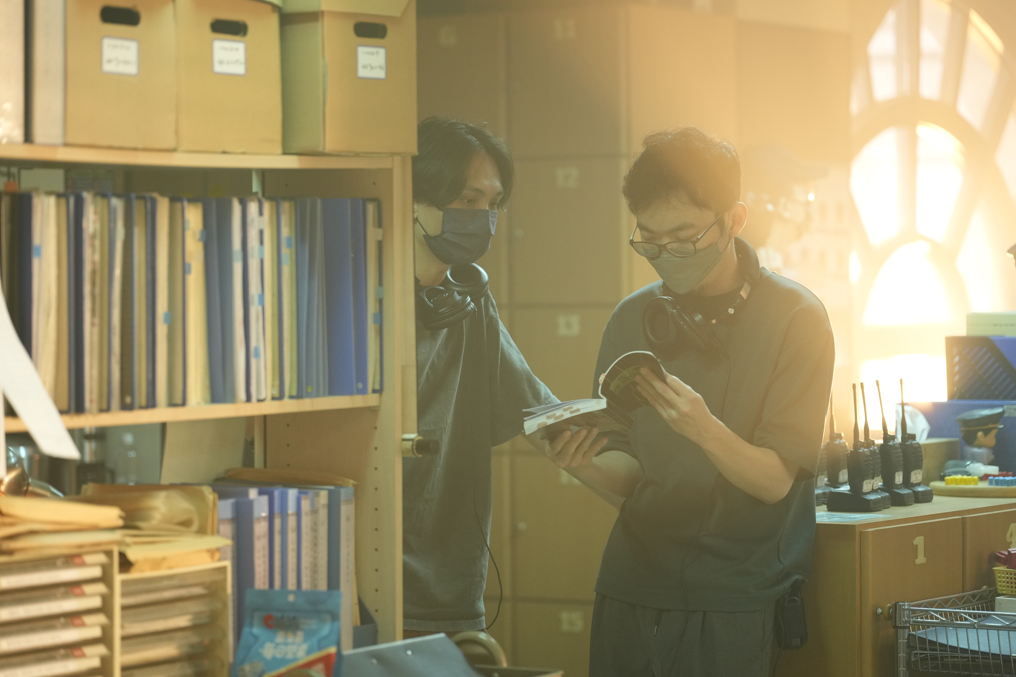 導演程偉豪（右）與殷振豪（左）在《正港分局》聯手出擊。（Netflix 提供）