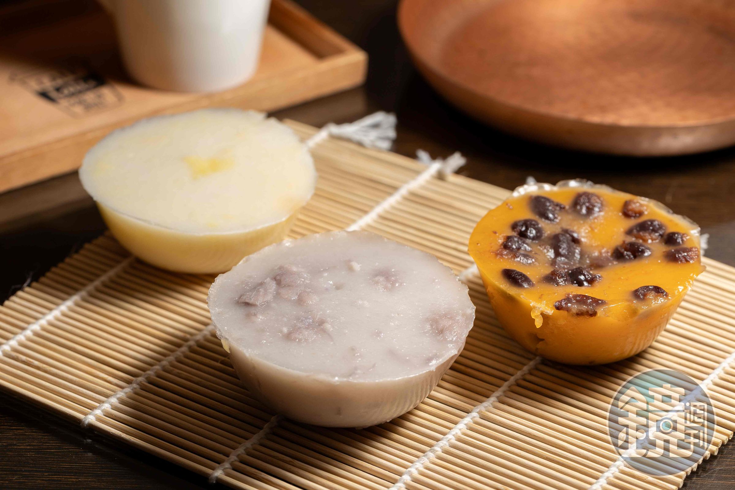 方太的砵仔糕口味眾多,可粗分為傳統與新派兩種,最受歡迎的口味是「傳統紅糖紅豆」(右,港幣8元/個,約NT$32)、「椰汁芋頭」(中,港幣10元/個,約NT$40)、「椰汁綠豆」(左,港幣8元/個,約NT$32)。