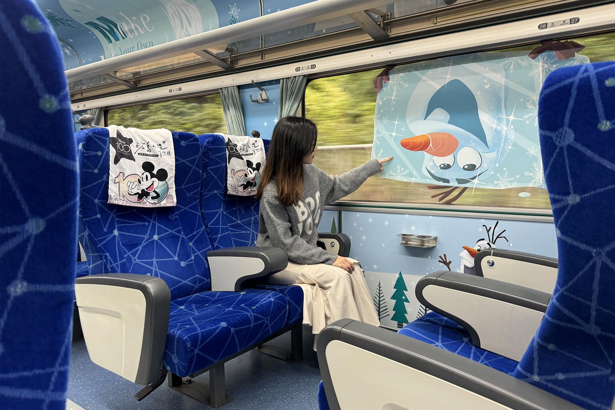 乘坐在大小朋友都喜歡的冰雪奇緣車廂，還能與雪寶、安娜、艾莎合影。