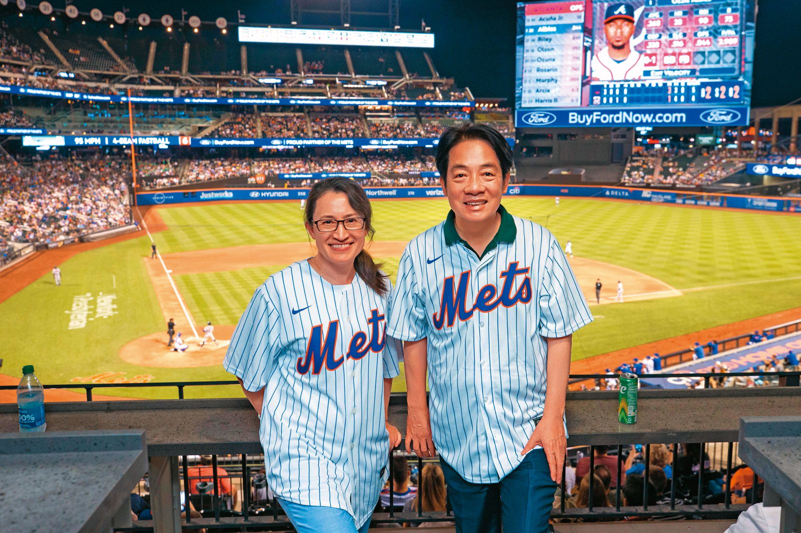 賴蕭都是棒球迷。圖為今年4月賴清德（右）過境美國與蕭美琴（左）到大都會球場觀賽。（圖／翻攝總統府flickr）