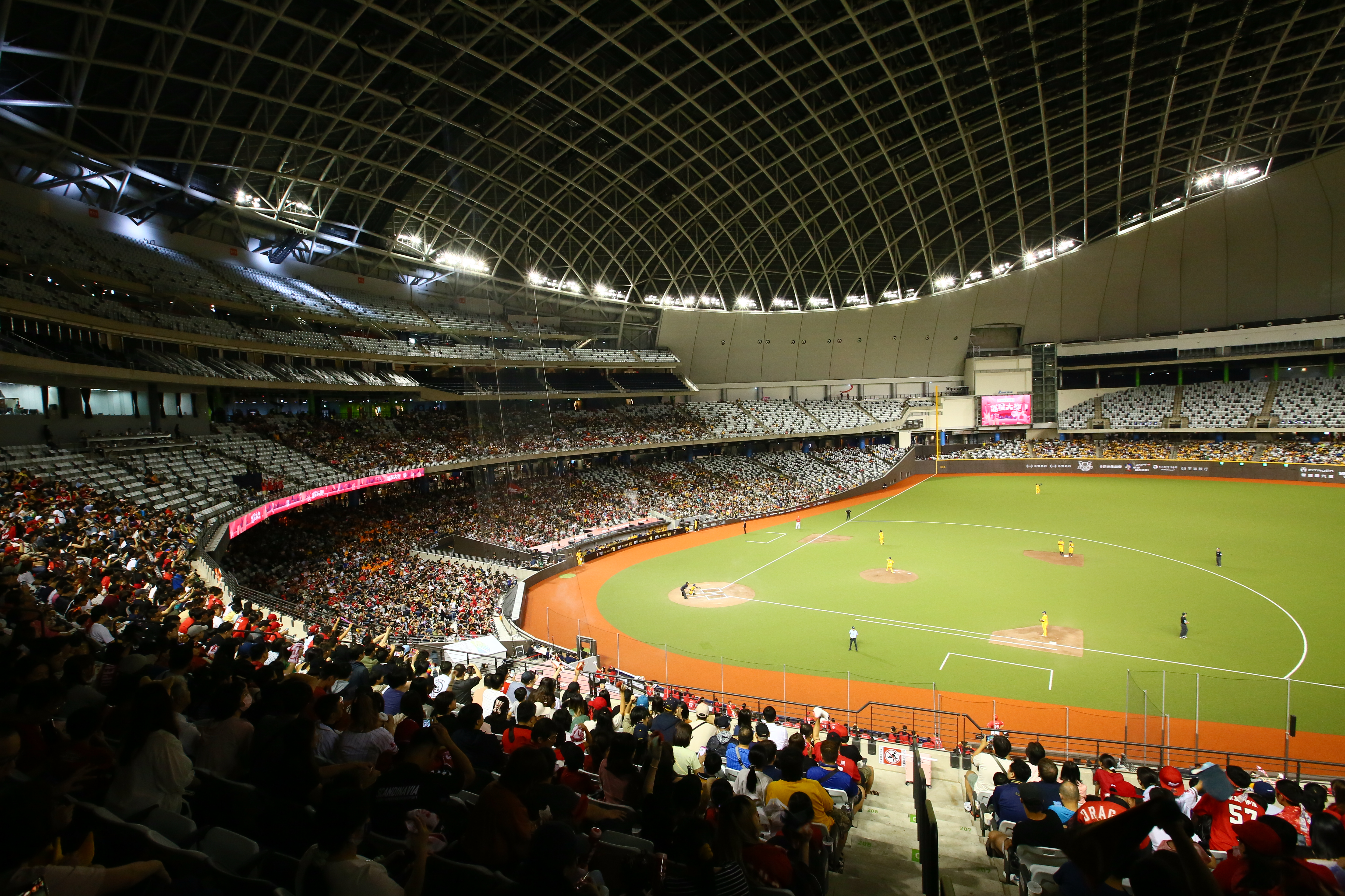 台北大巨蛋明年中職例行賽場次恐腰斬，僅剩20場。（本刊資料照）