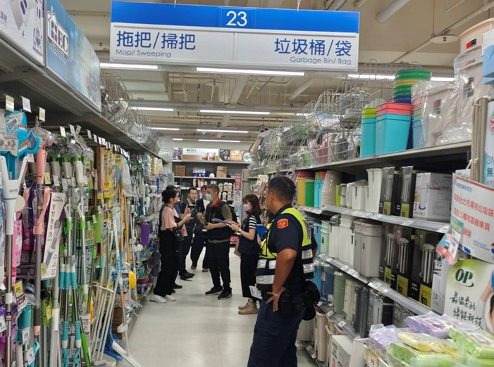 北檢偕同聯合稽查小組，實地瞭解垃圾袋與塑化製品有無短缺情形。（北檢提供）