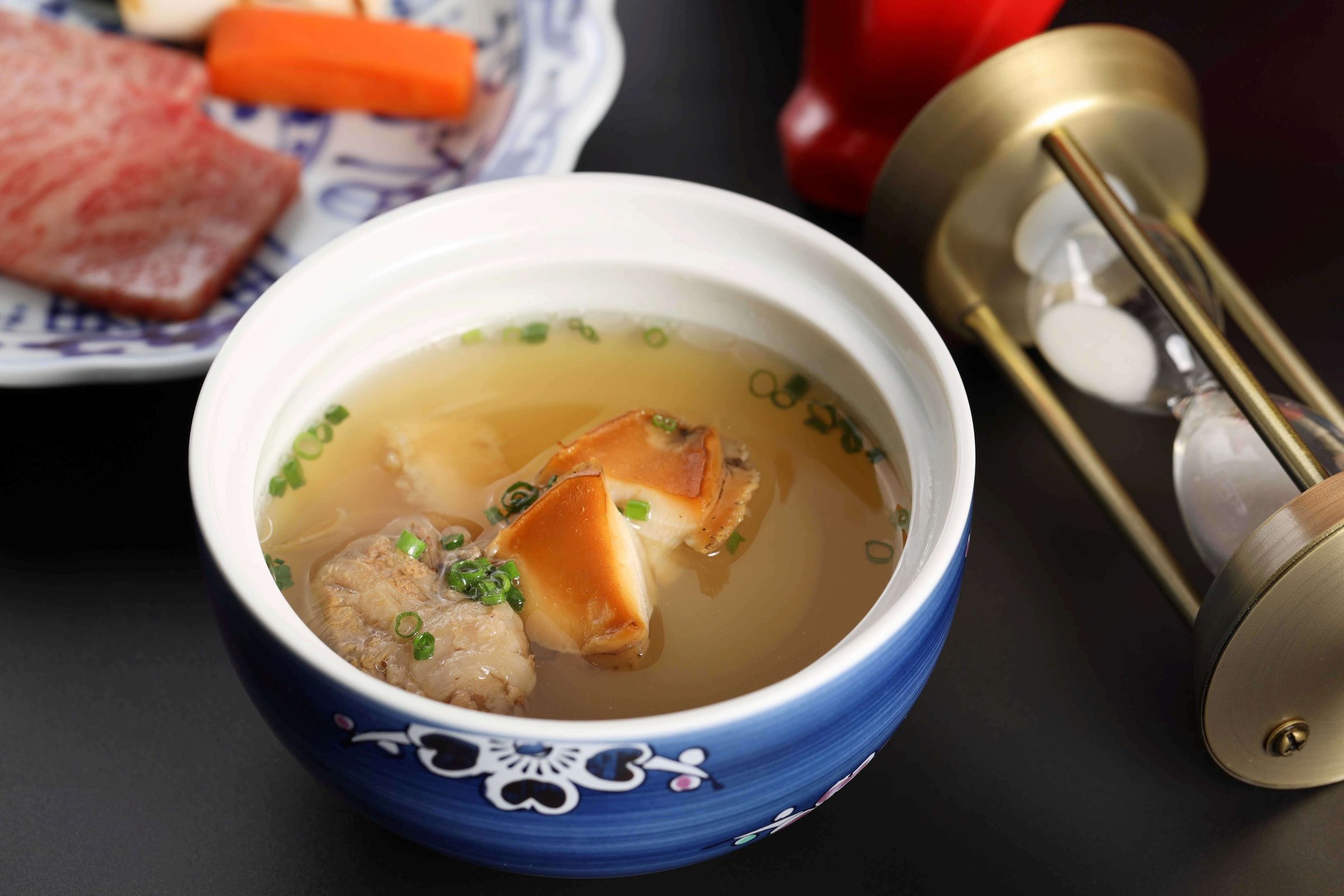 主廚費工蒸製而成的「和牛清湯」十分鮮美,馬告更是畫龍點睛的調味。(日山提供)