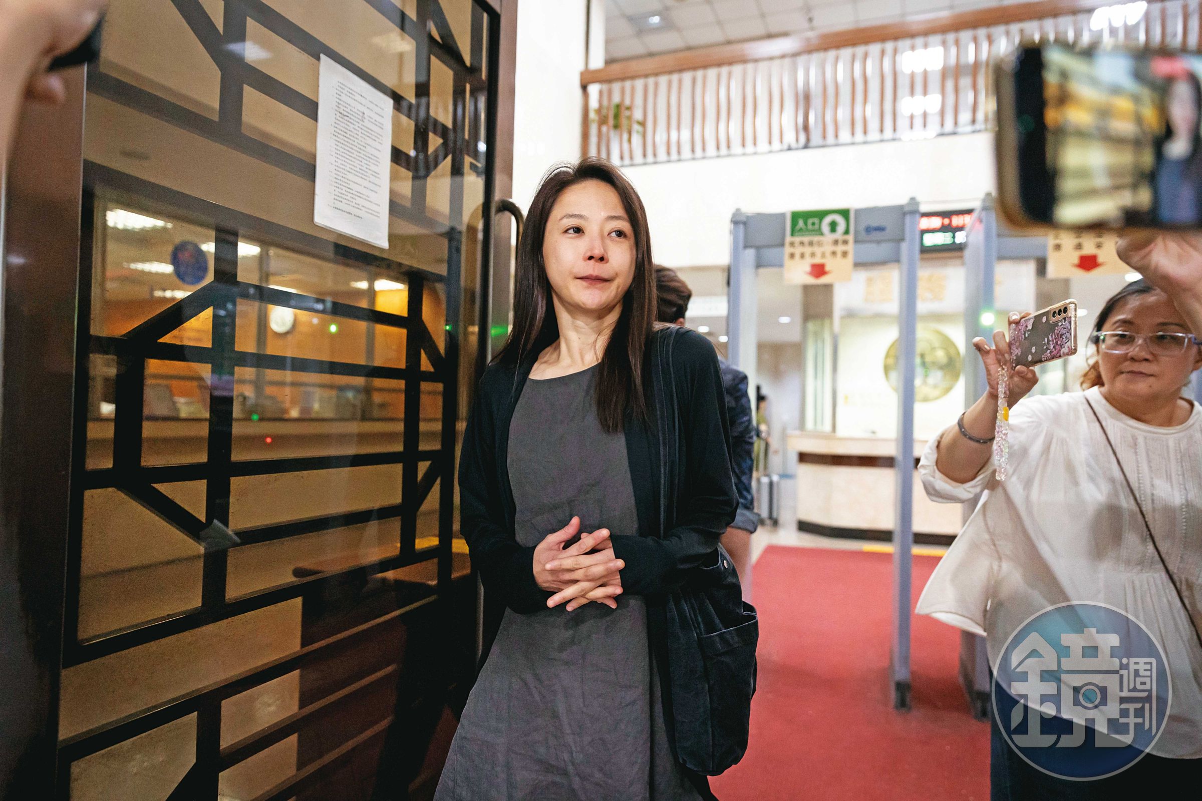 今年5月，Mia以被告身分前往北檢出庭，結束後被大批媒體包圍，原先不打算受訪的她，沒能忍住情緒，哽咽表示自己並未捏造故事。