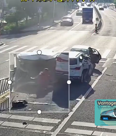 事故現場已經血流滿地，讓跑來查看的民眾還不小心滑倒。（翻自微博）