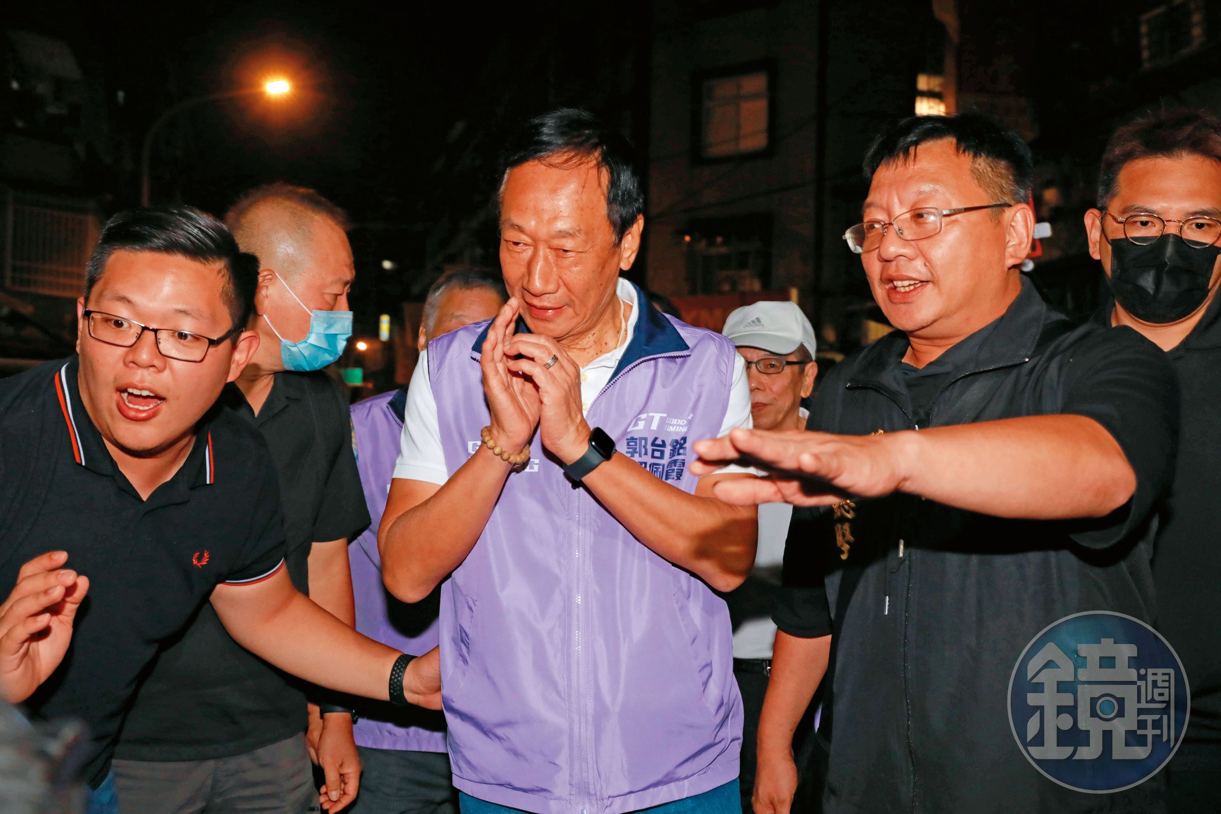 郭台銘（前右）把國民黨千秋大業攪黃，幫倒忙推民進黨賴清德上大位。中共恨死民進黨，連帶把郭恨上，對富士康查稅、查地。