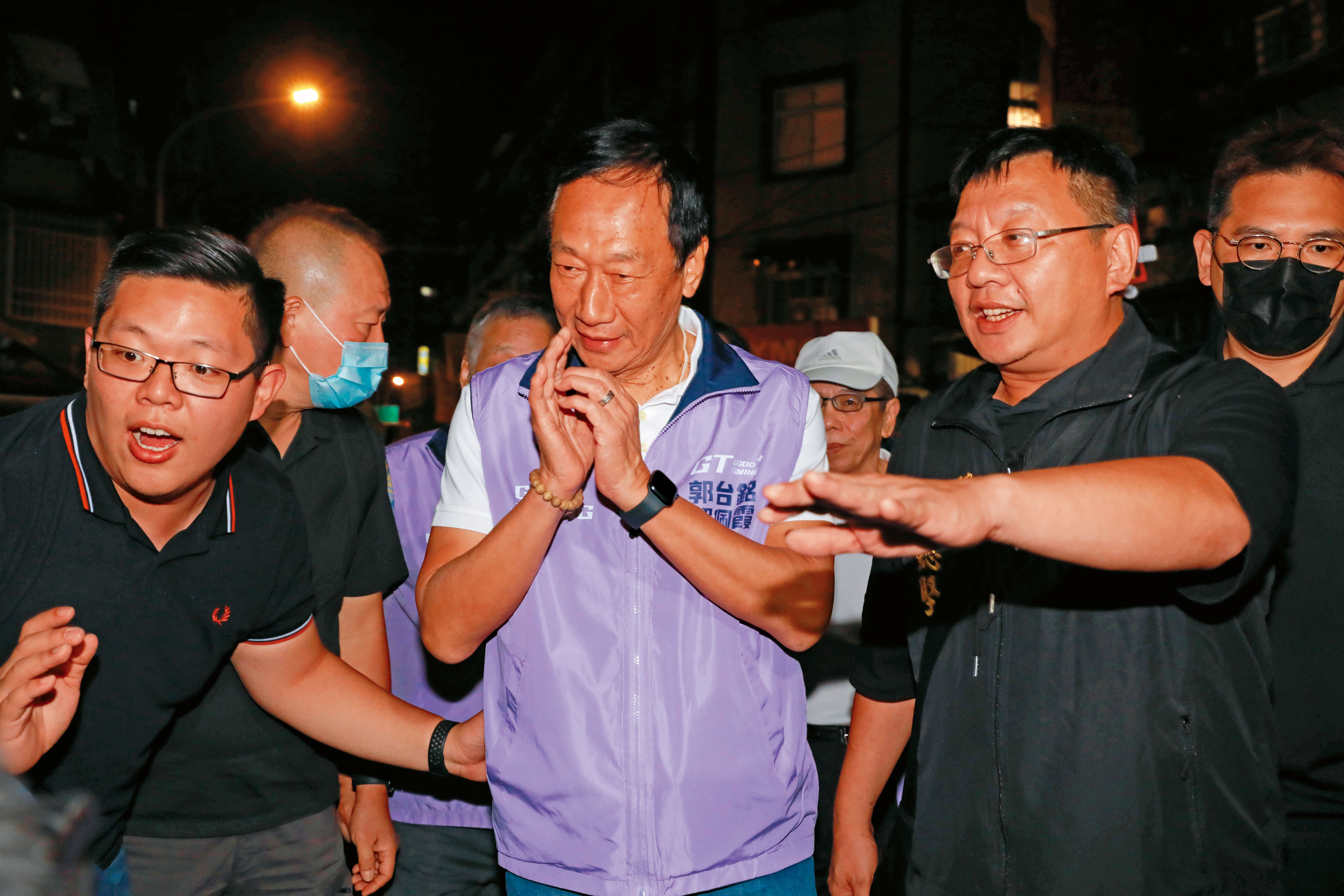 郭台銘（前右）把國民黨千秋大業攪黃，幫倒忙推民進黨賴清德上大位。中共恨死民進黨，連帶把郭恨上，對富士康查稅、查地。