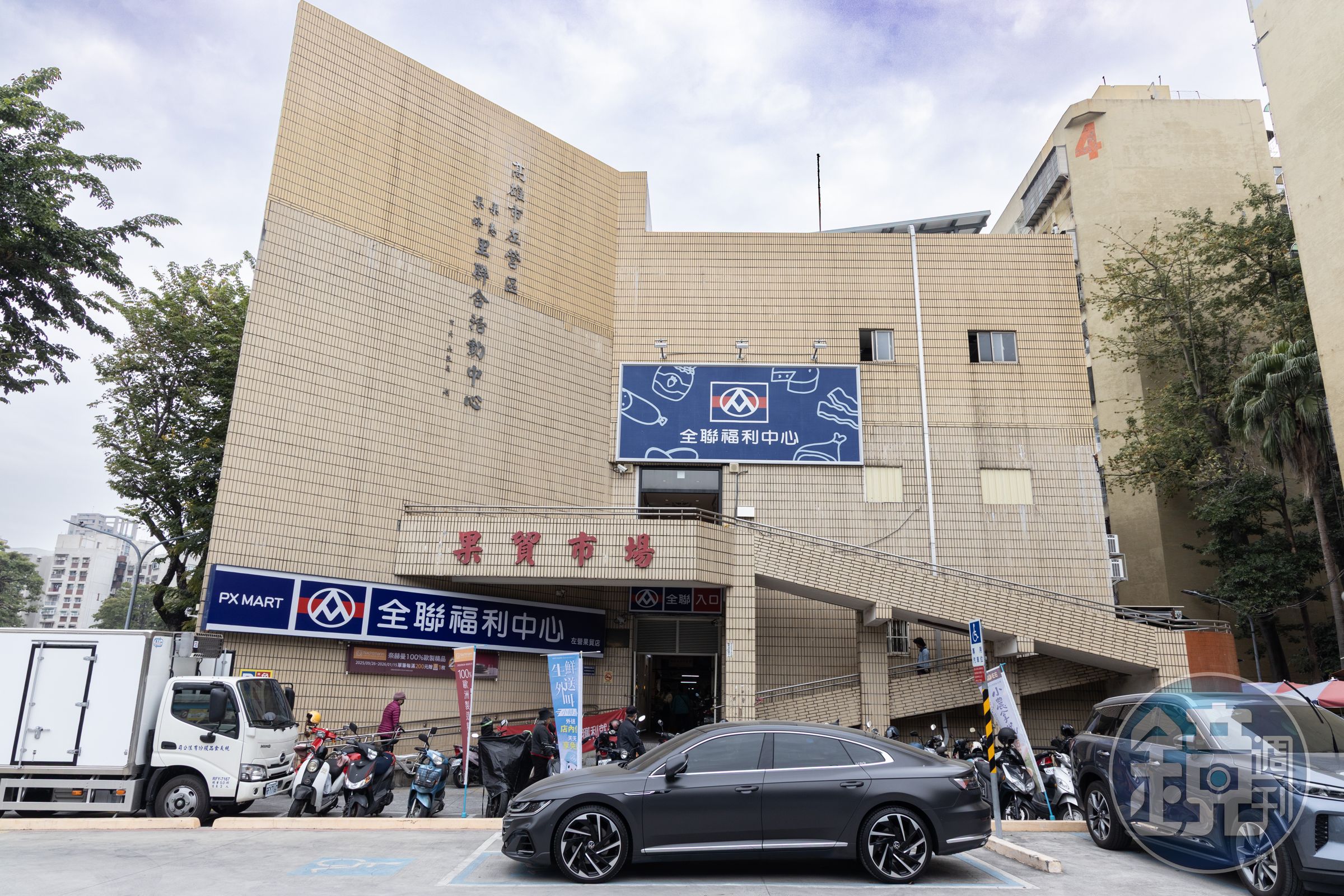 果貿市場位於左營果貿社區旁，是在地居民日常採買與交流的重要場所。