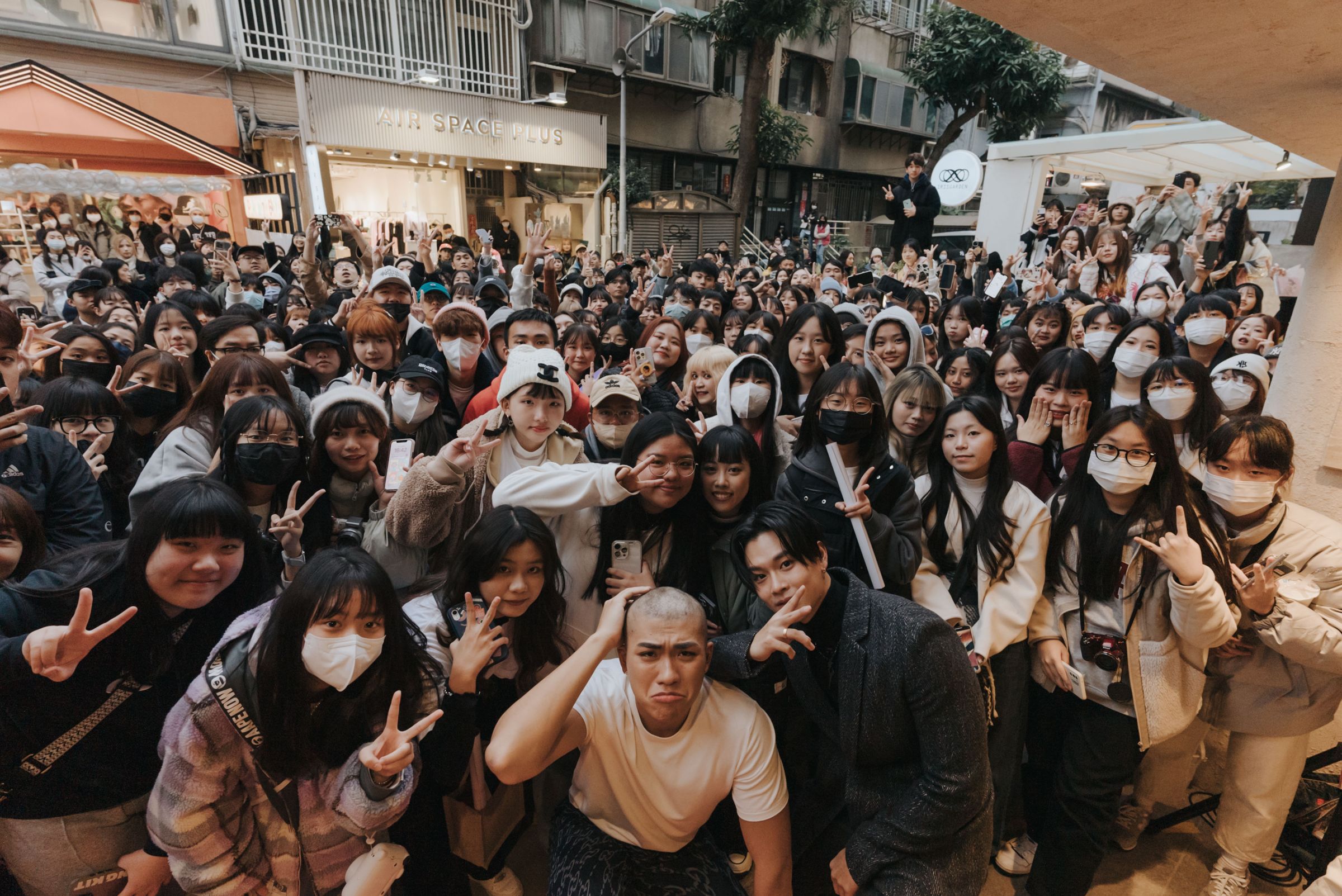 王ADEN趁著2月底入伍前夕特別舉辦簽唱會，讓現場歌迷陪著他一起「落髮」。（愛騰音樂有限公司提供）